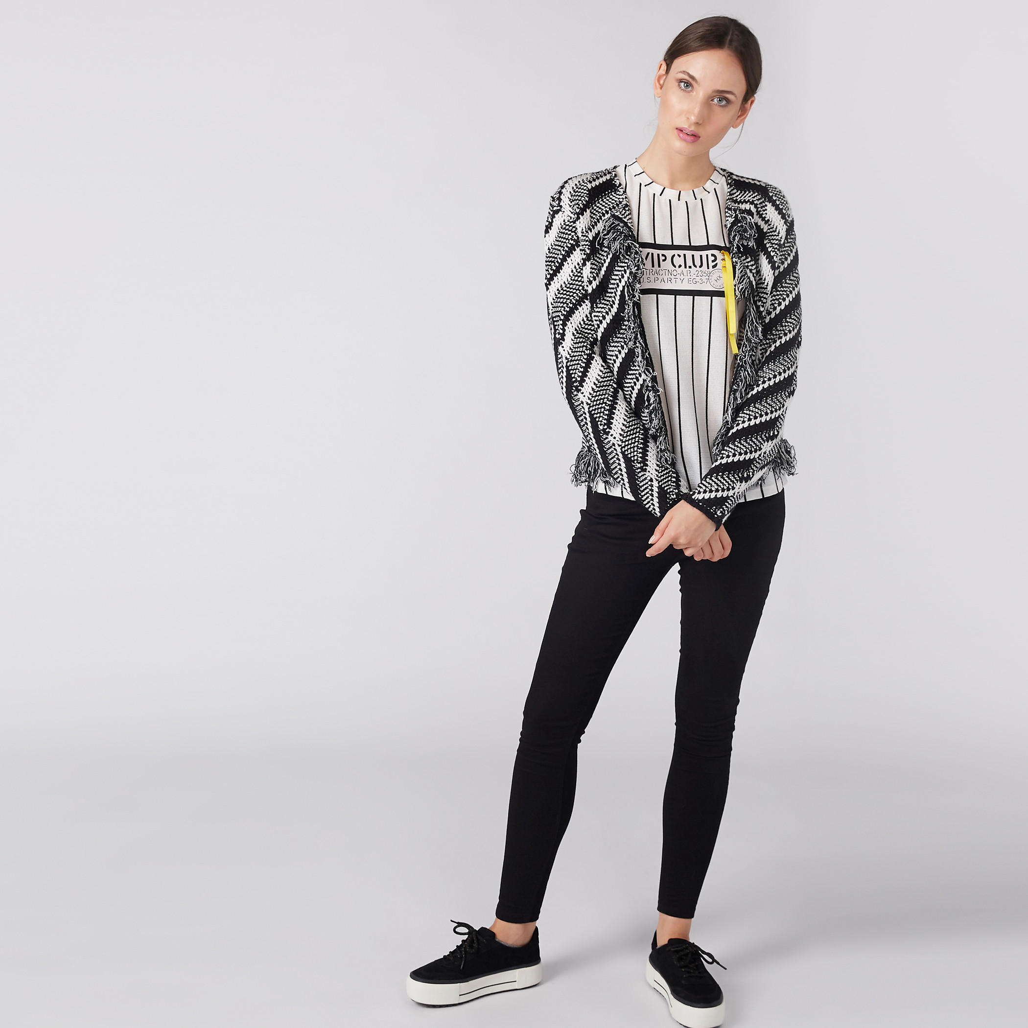 بلوزة مقلمة بياقة مستديرة وأكمام بأكتاف منسدلة وشريطة-women-clothing-tshirts-image-3