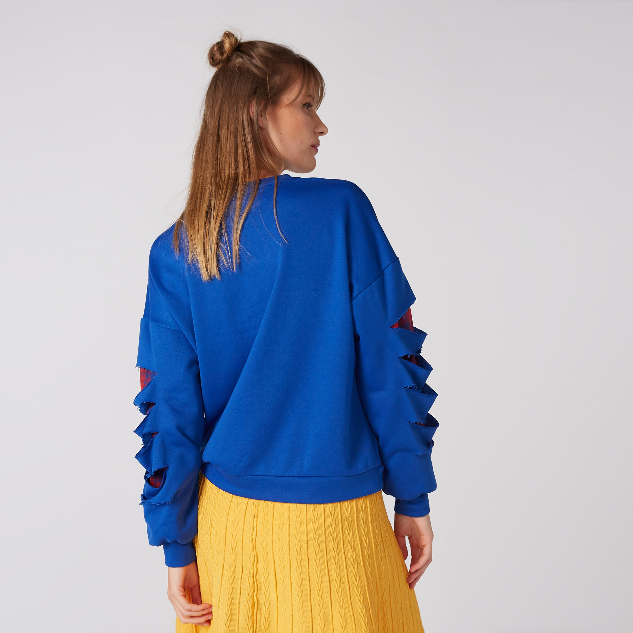 سويت شيرت بطبعات وياقة مستديرة وأكمام طويلة مفرّغة-women-winterwear-hoodiesandsweatshirts-sweatshirts-image-2