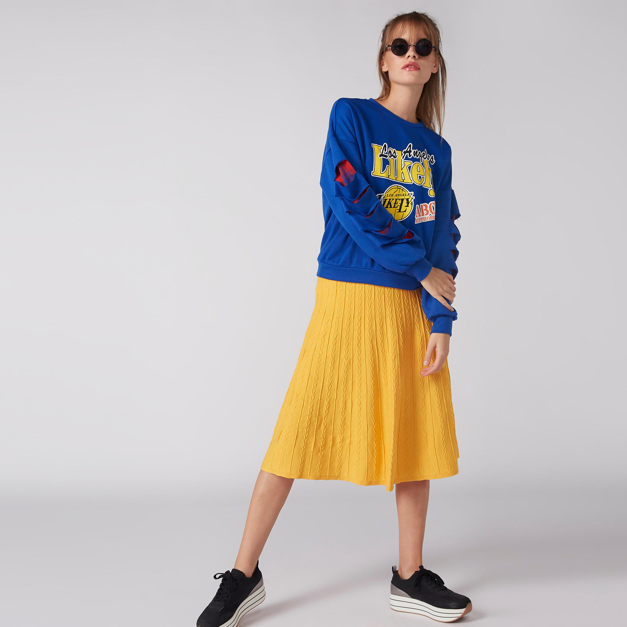سويت شيرت بطبعات وياقة مستديرة وأكمام طويلة مفرّغة-women-winterwear-hoodiesandsweatshirts-sweatshirts-image-3