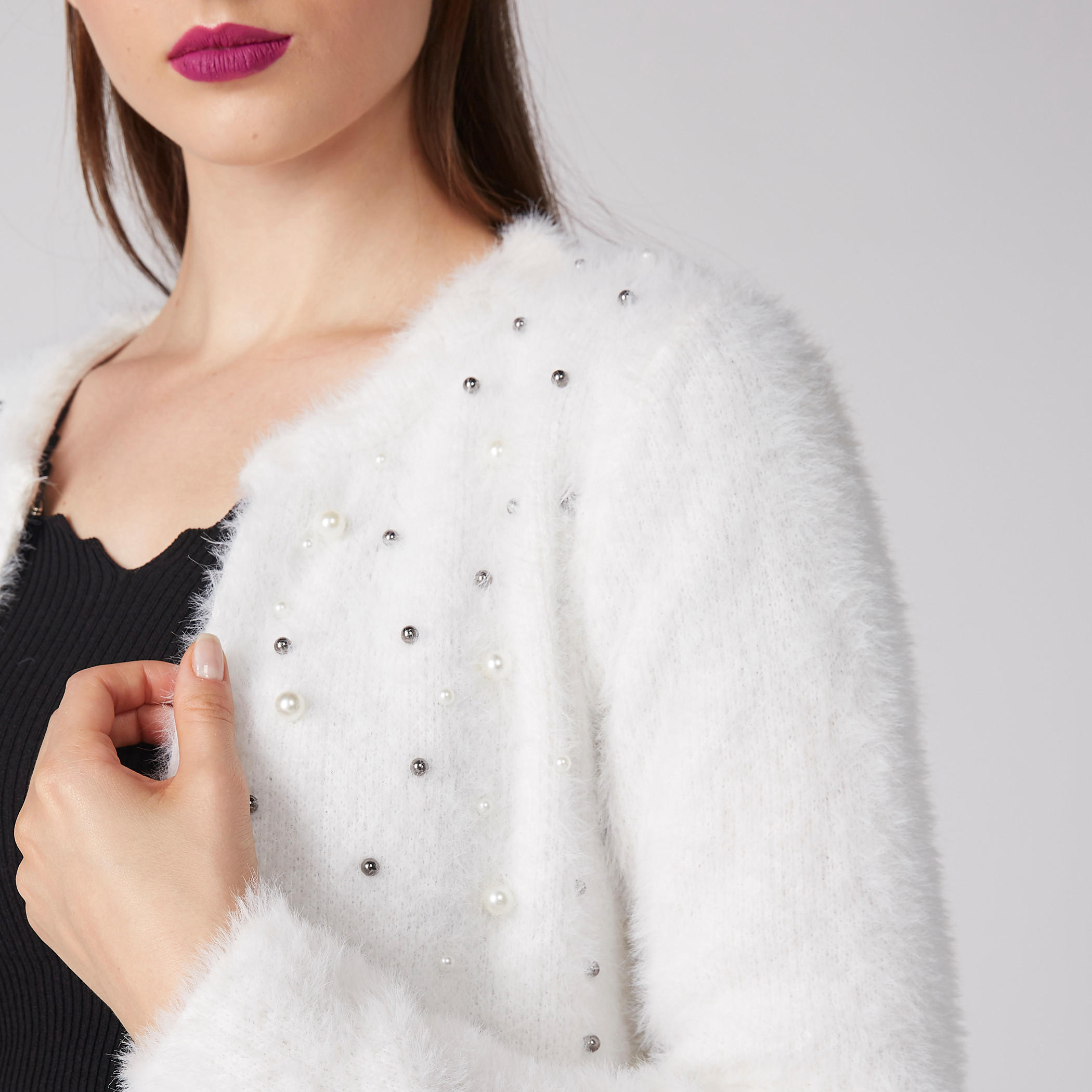 سترة كارديجن بأكمام طويلة وتفاصيل لؤلؤ-women-winterwear-cardigansandjumpers-cardigans-image-4