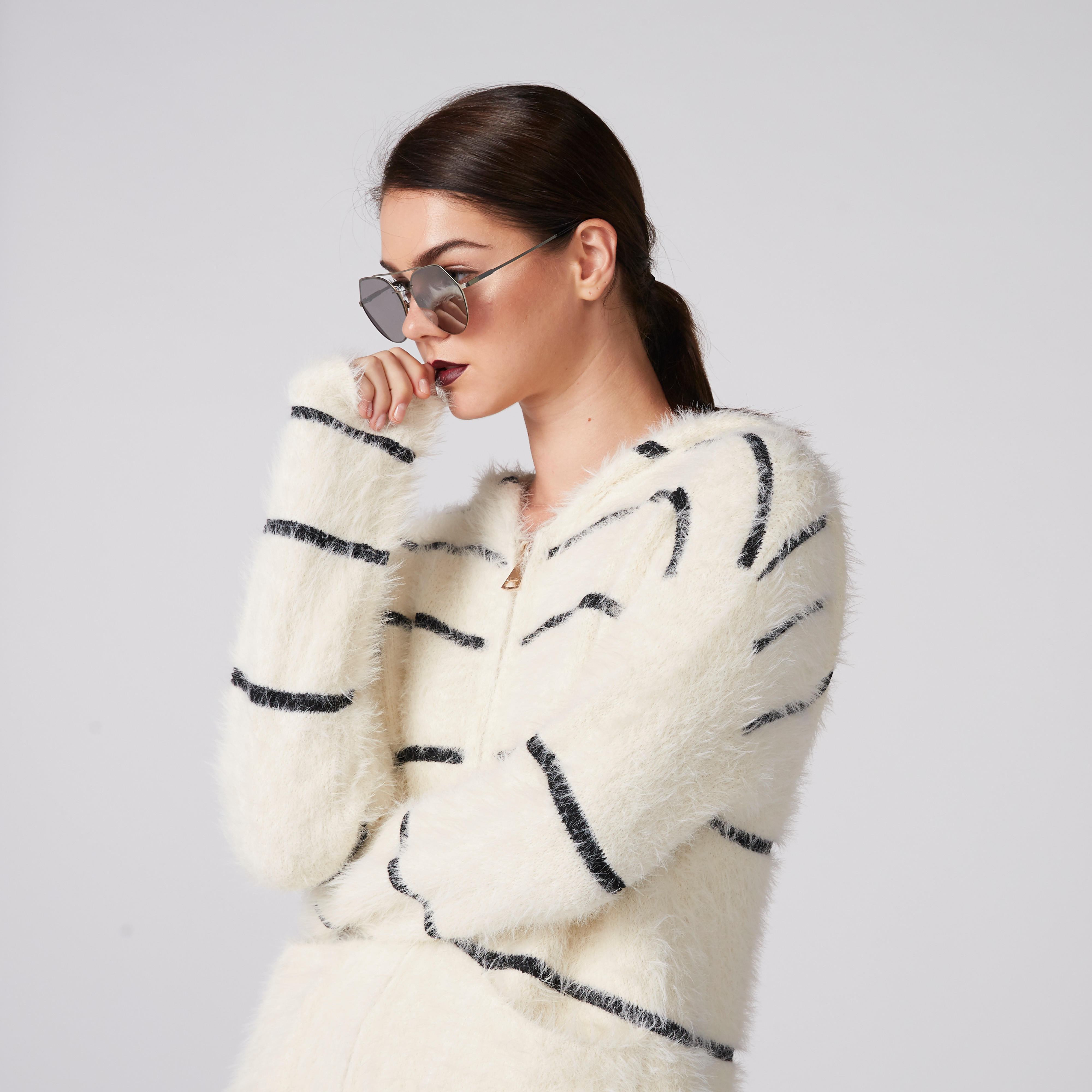 جاكيت مقلّم بقبّعة وأكمام طويلة-women-winterwear-coatsandjackets-jackets-image-2