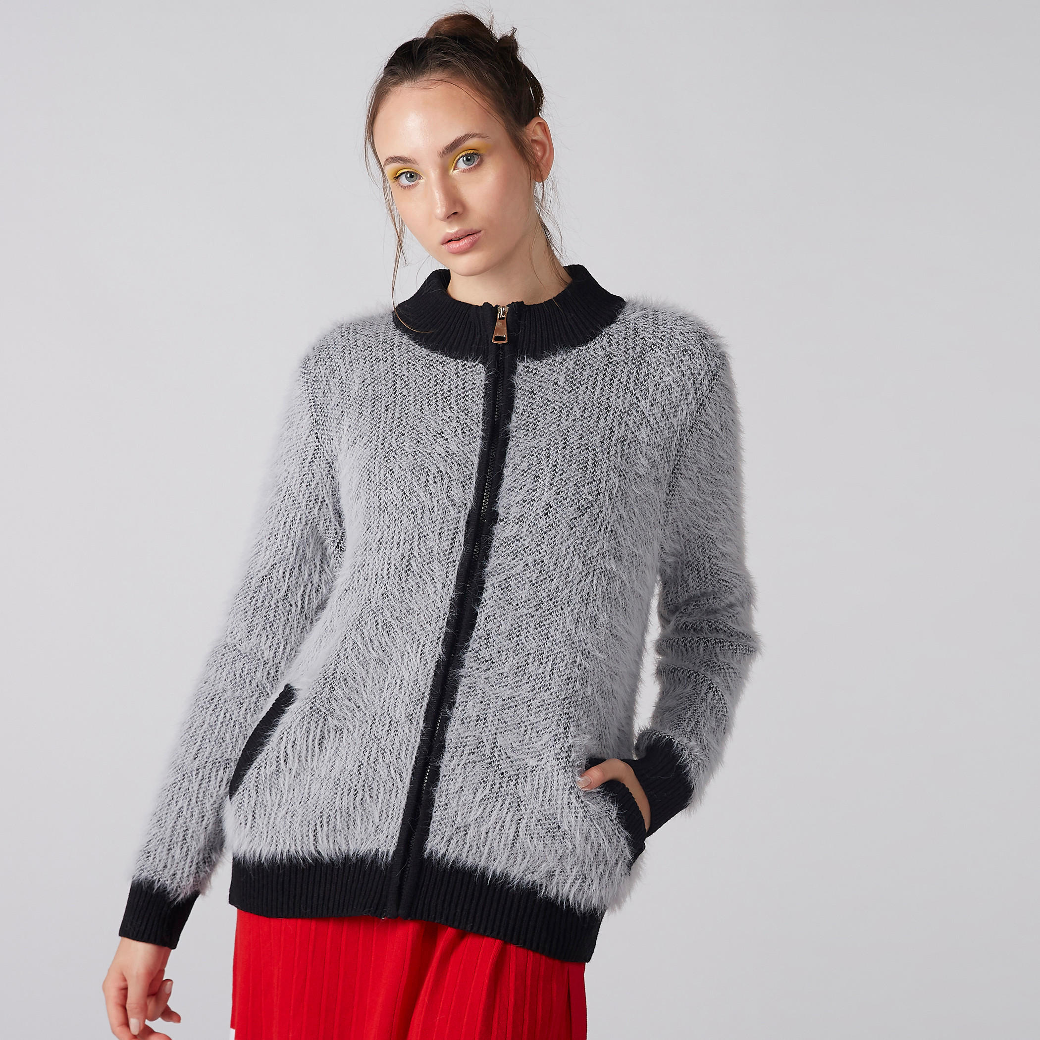 جاكيت بارز الملمس بأكمام طويلة وسحّاب إغلاق وجيوب-women-winterwear-coatsandjackets-jackets-image-1
