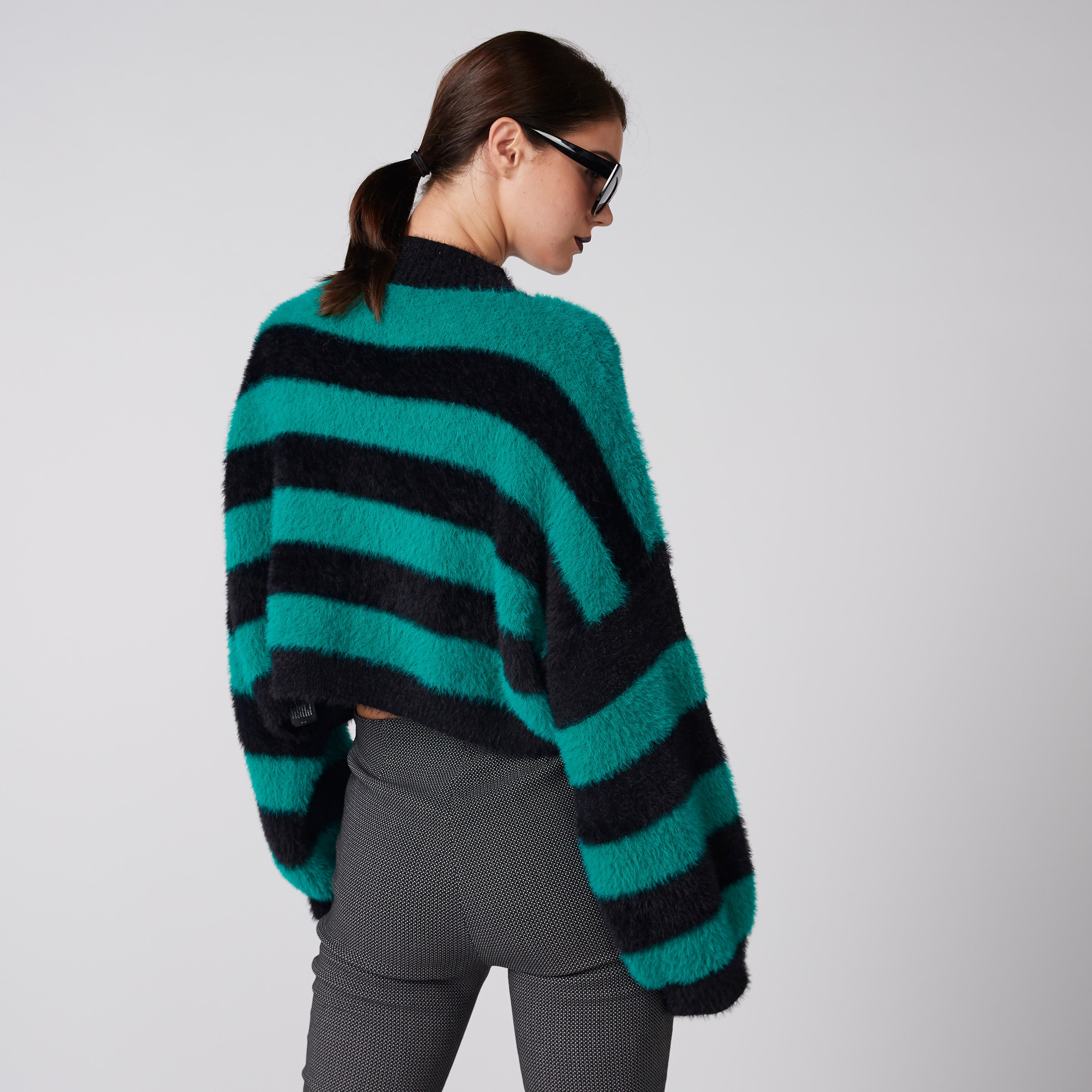 كنزة مقلّمة مقاس كبير بتفاصيل قطيفة وأكمام طويلة-women-clothing-cardigansandjumpers-jumpers-image-4