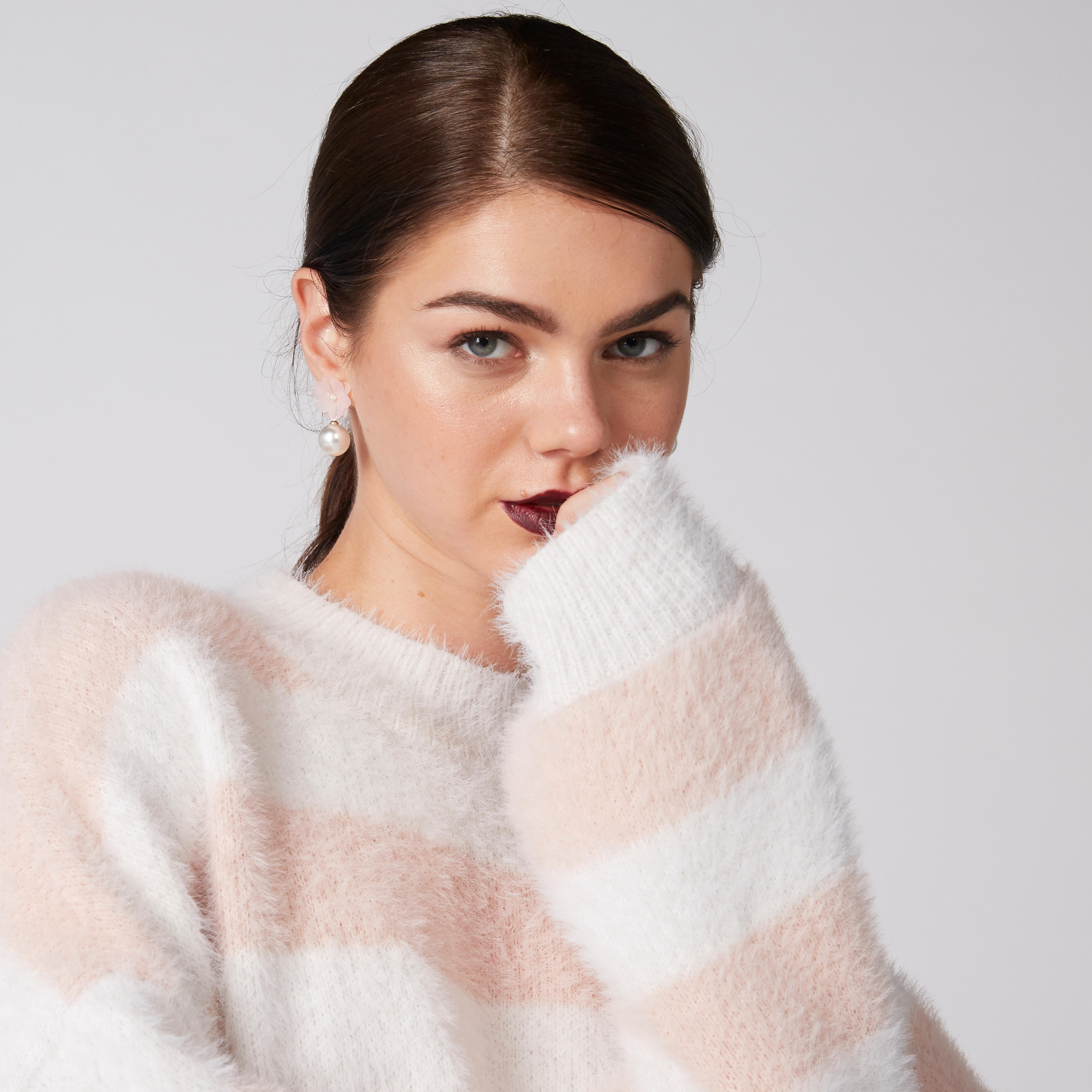 كنزة مقلّمة مقاس كبير بتفاصيل قطيفة وأكمام طويلة-women-clothing-cardigansandjumpers-jumpers-image-2
