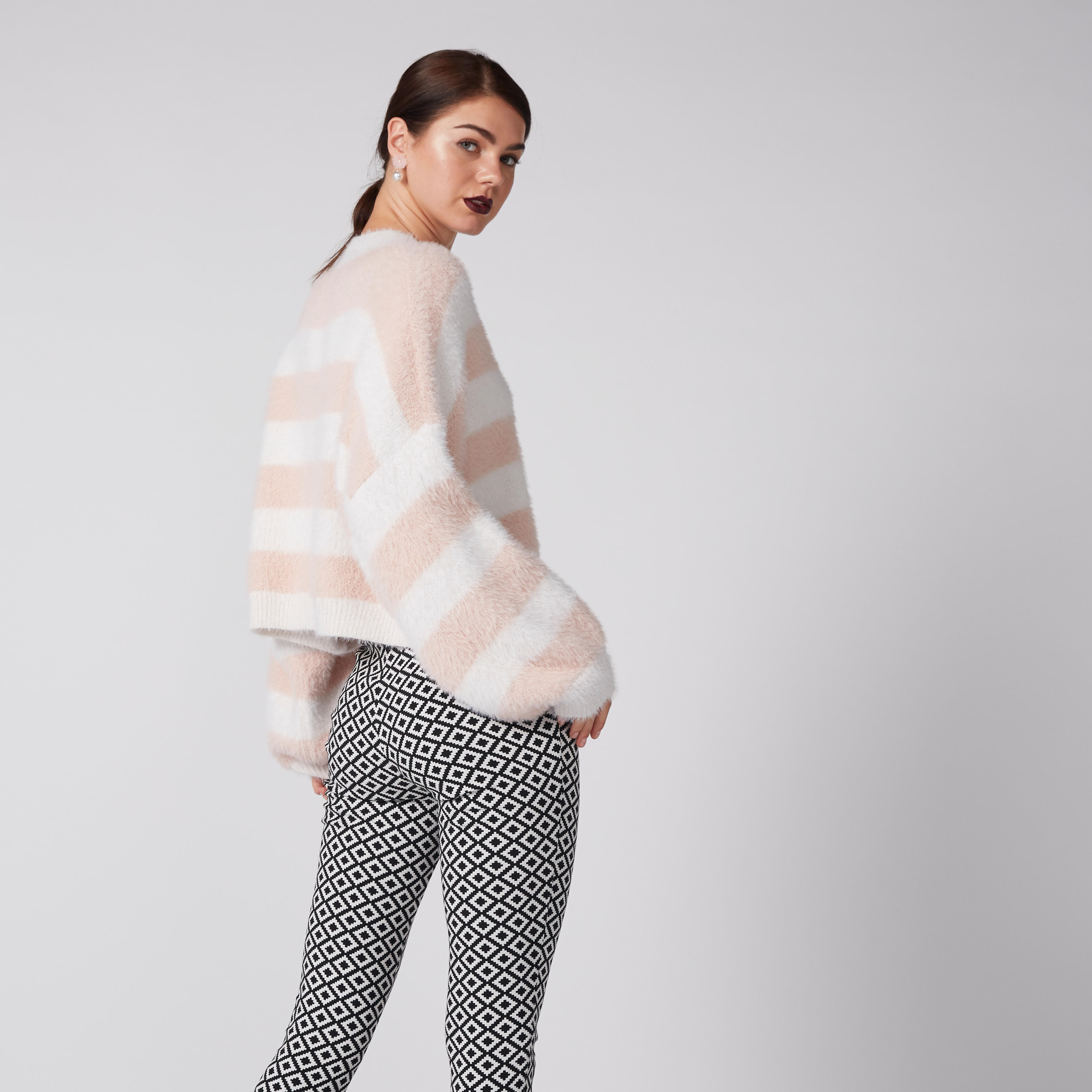 كنزة مقلّمة مقاس كبير بتفاصيل قطيفة وأكمام طويلة-women-clothing-cardigansandjumpers-jumpers-image-4