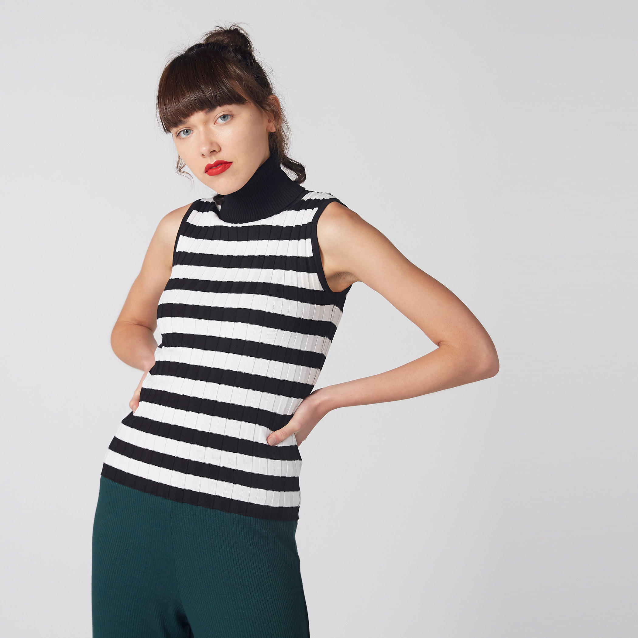 بلوزة مقلمة دون أكمام بياقة مستديرة ضيّقة-women-clothing-tshirts-image-2