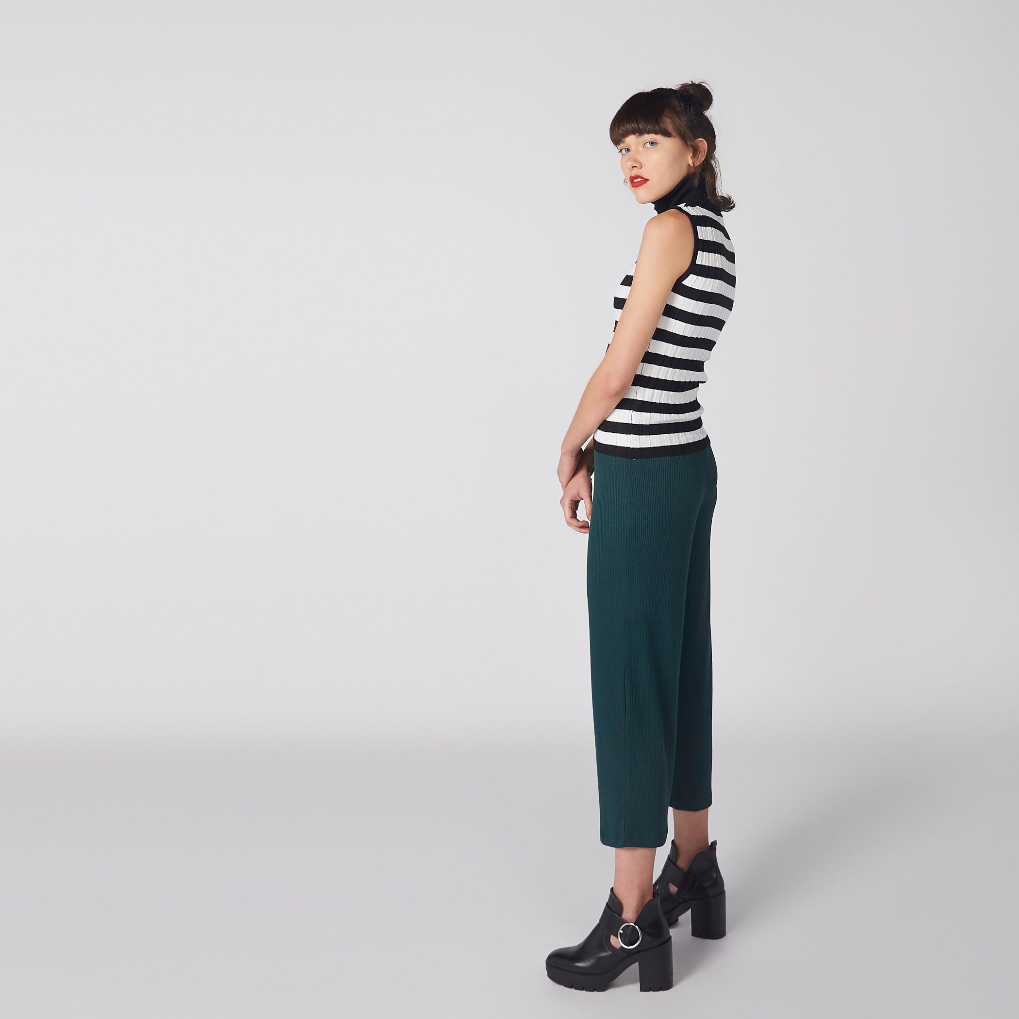 بلوزة مقلمة دون أكمام بياقة مستديرة ضيّقة-women-clothing-tshirts-image-3