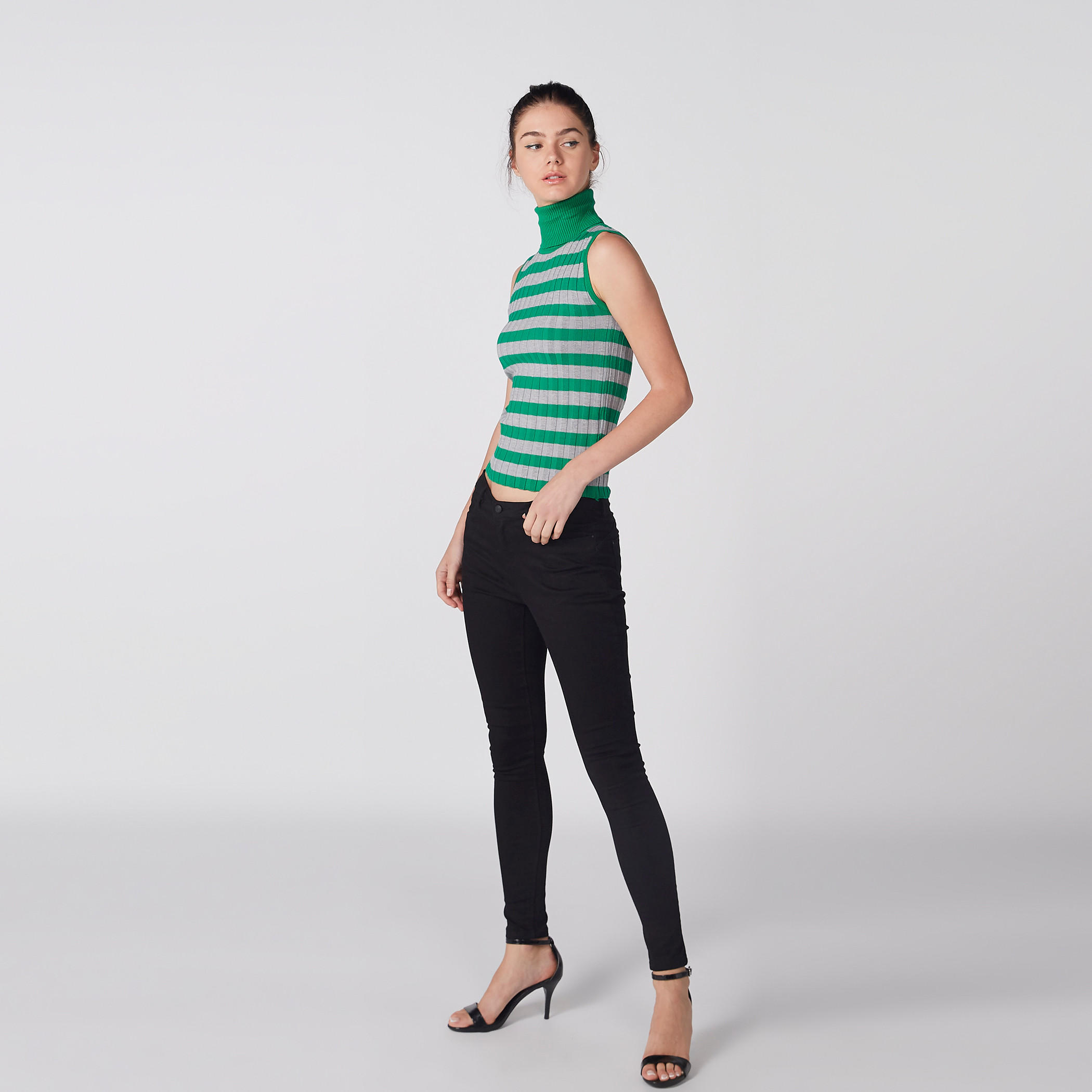 بلوزة مقلّمة دون أكمام بياقة عالية-women-clothing-tshirts-image-1