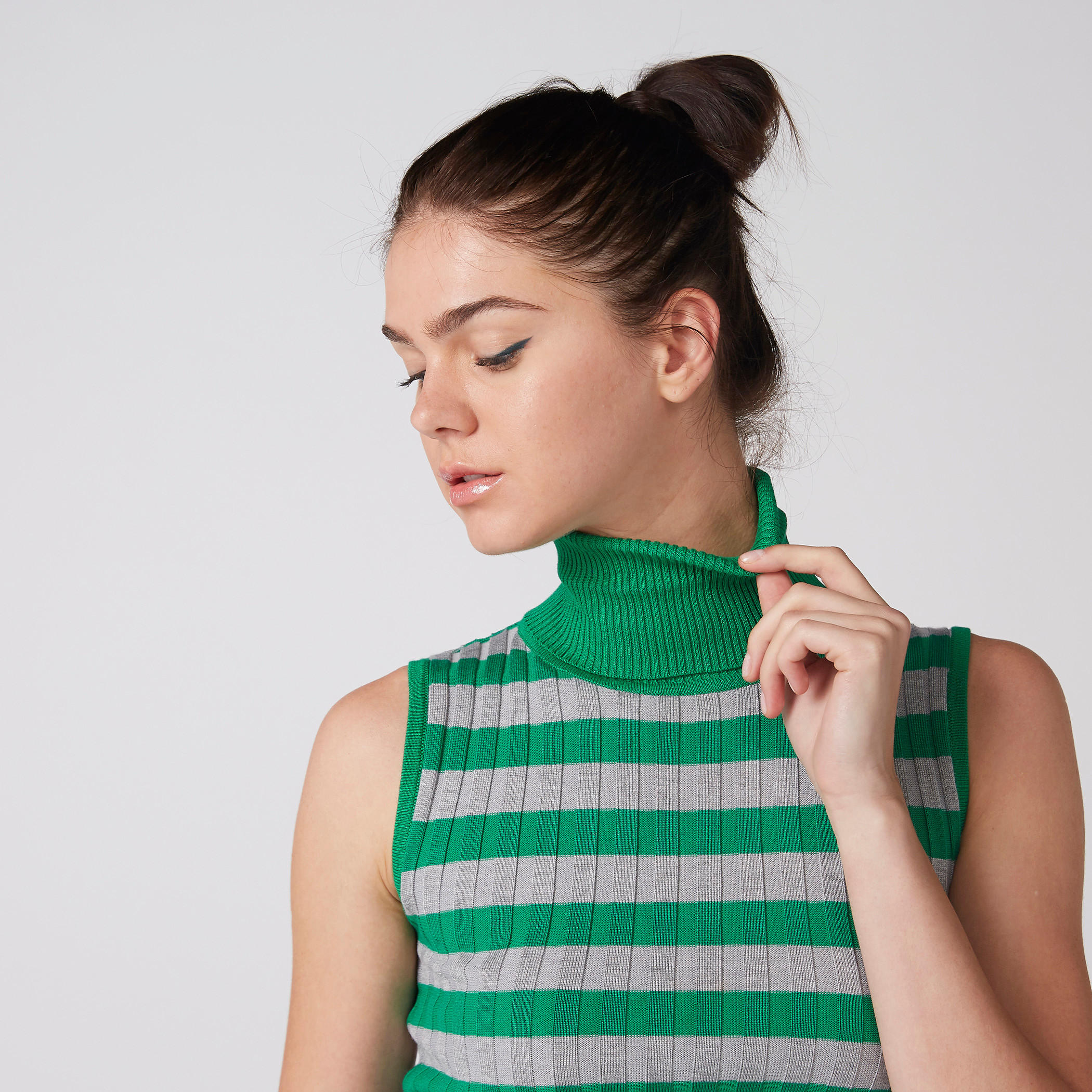 بلوزة مقلّمة دون أكمام بياقة عالية-women-clothing-tshirts-image-2