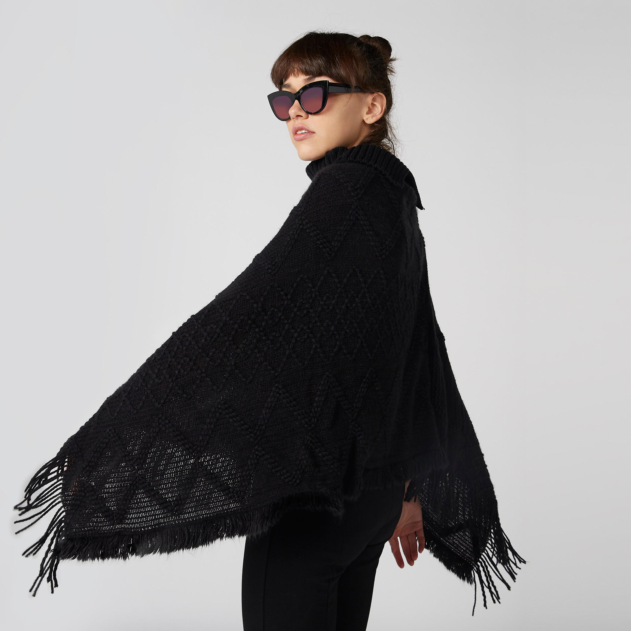 سترة بتصميم بونشو بارز الملمس وياقة مستديرة ضيّقة وشراشيب-women-winterwear-cardigansandjumpers-cardigans-image-2