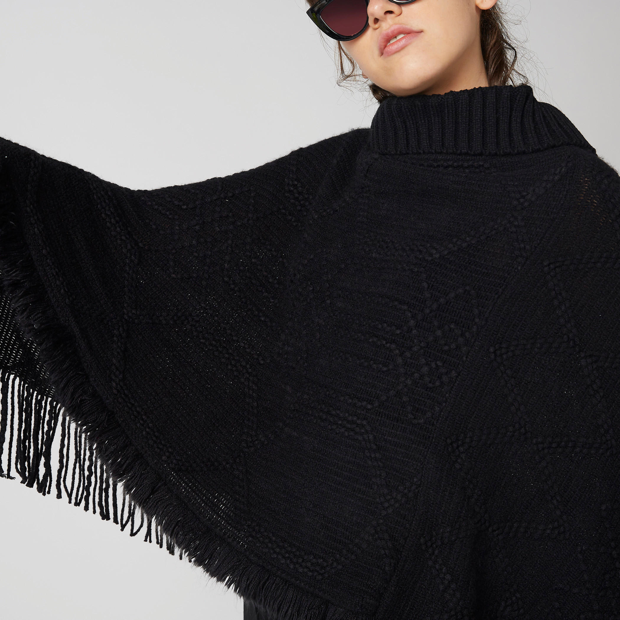 سترة بتصميم بونشو بارز الملمس وياقة مستديرة ضيّقة وشراشيب-women-winterwear-cardigansandjumpers-cardigans-image-4