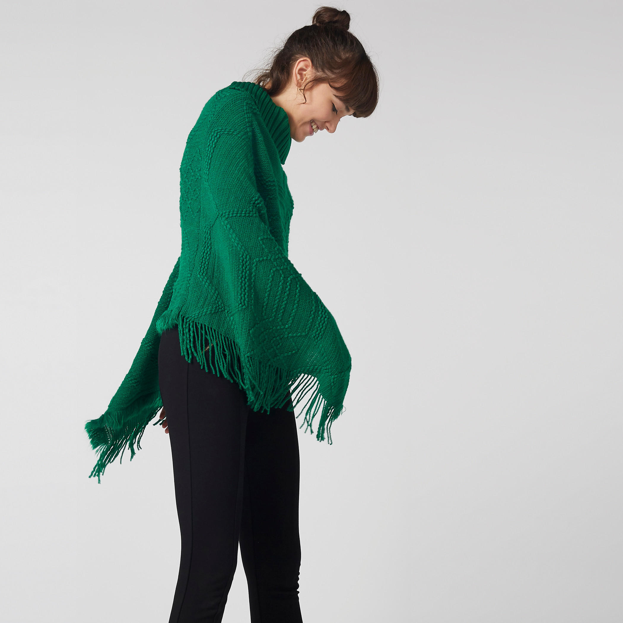 سترة بتصميم بونشو بارزة الملمس وياقة مستديرة ضيّقة وشراشيب-women-winterwear-cardigansandjumpers-cardigans-image-4
