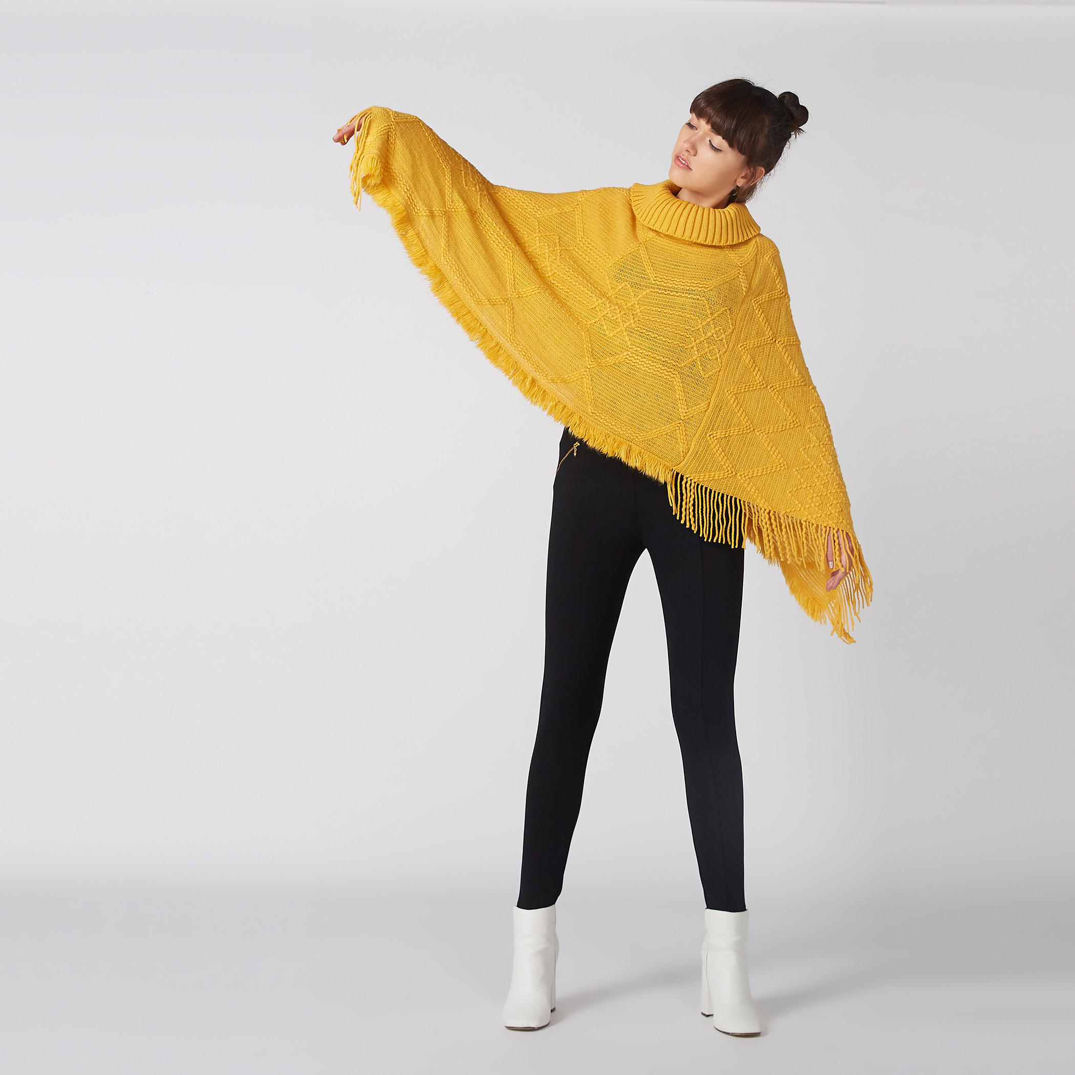 سترة بتصميم بونشو بارزة الملمس وياقة مستديرة ضيّقة وشراشيب-women-winterwear-cardigansandjumpers-cardigans-image-3