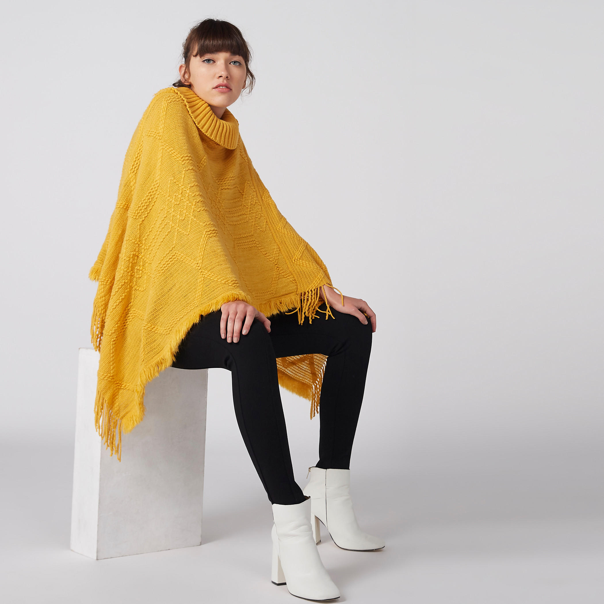 سترة بتصميم بونشو بارزة الملمس وياقة مستديرة ضيّقة وشراشيب-women-winterwear-cardigansandjumpers-cardigans-image-6