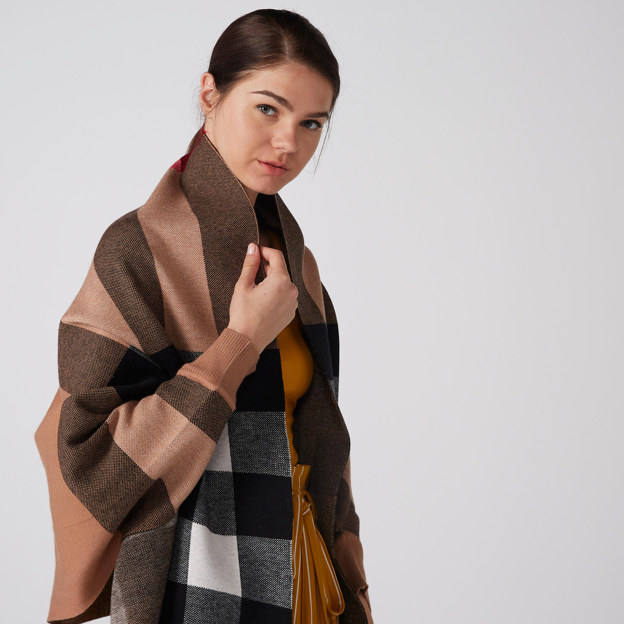 سترة كارديجان كاروهات طويلة ومفتوحة من الأمام بشرّابات-women-winterwear-cardigansandjumpers-cardigans-image-1