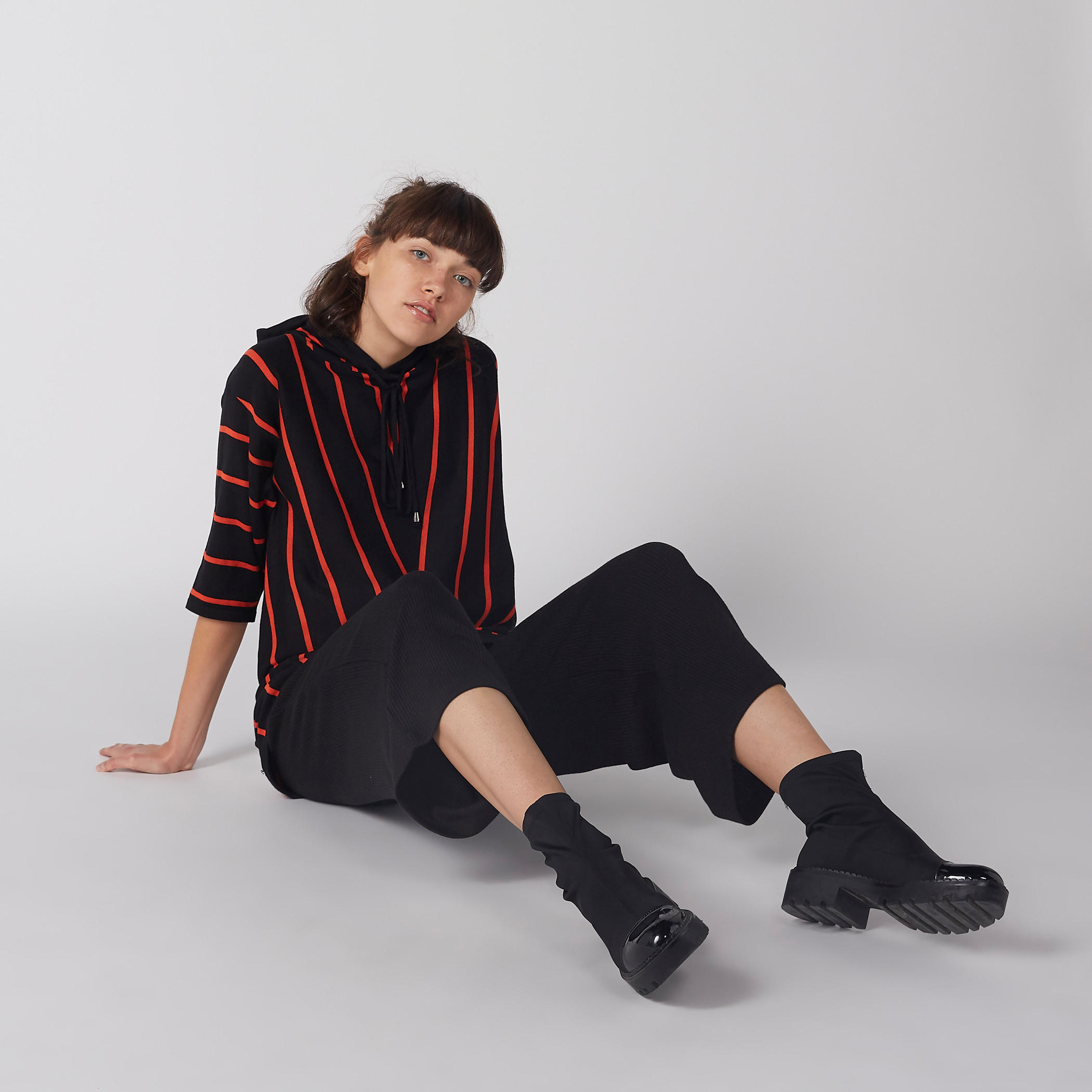 بلوزة مقلّمة بقبّعة وأكمام 3/4-women-winterwear-hoodiesandsweatshirts-hoodies-image-2