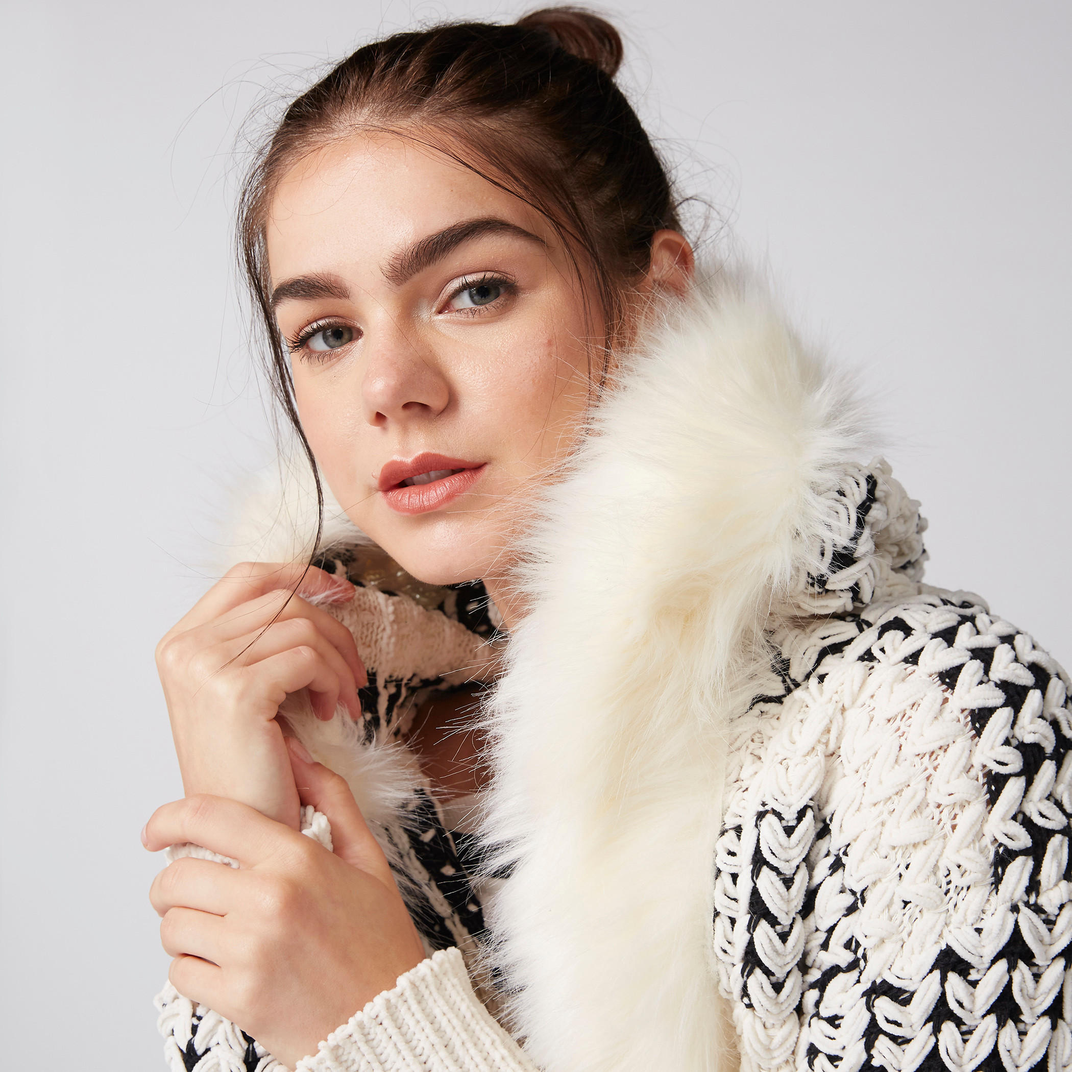 كارديجن بتفاصيل قطيفة وأكمام طويلة وقبّعة-women-winterwear-hoodiesandsweatshirts-hoodies-image-1