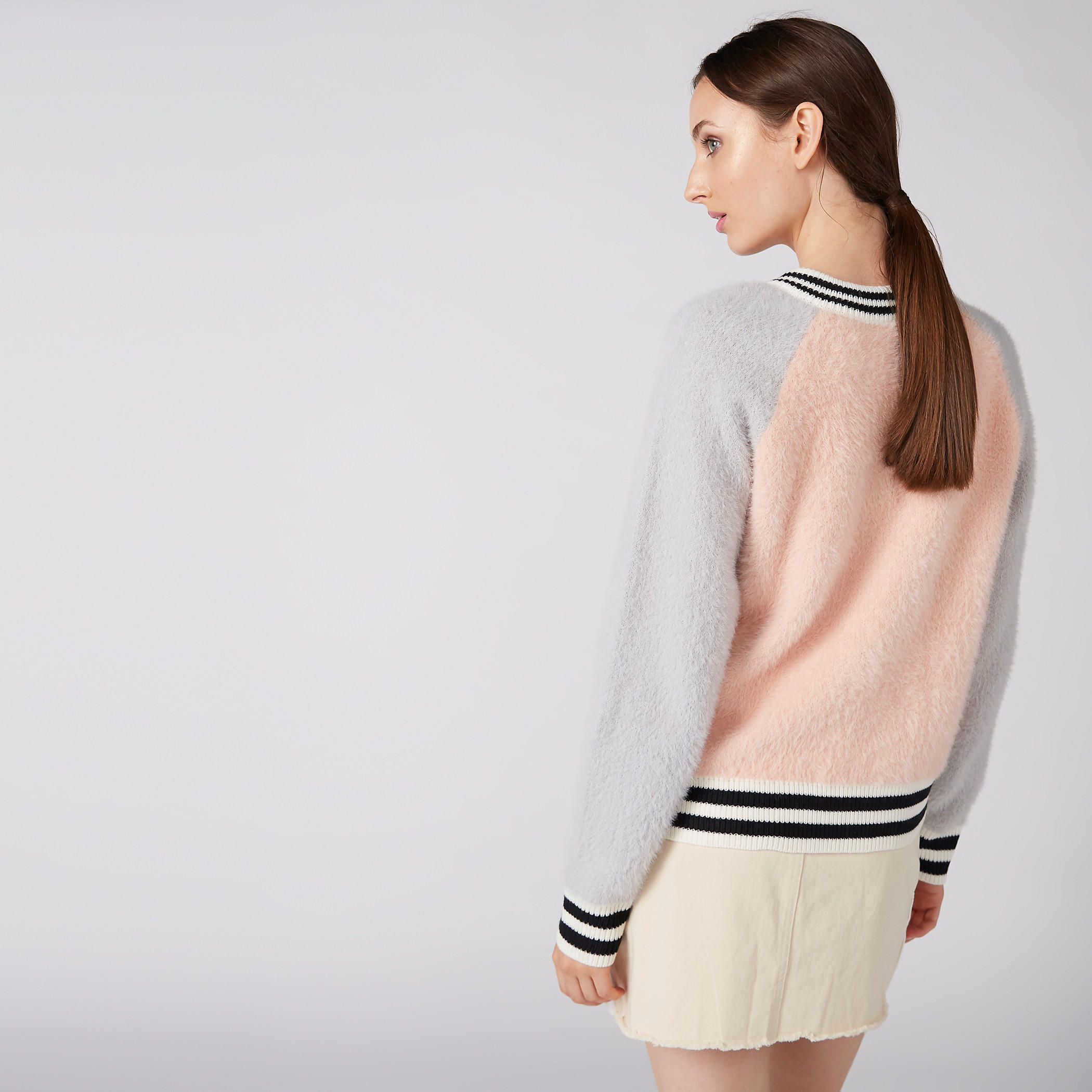 جاكيت بأكمام مغايرة وسحّاب إغلاق وتفاصيل قطيفة-women-winterwear-coatsandjackets-jackets-image-2