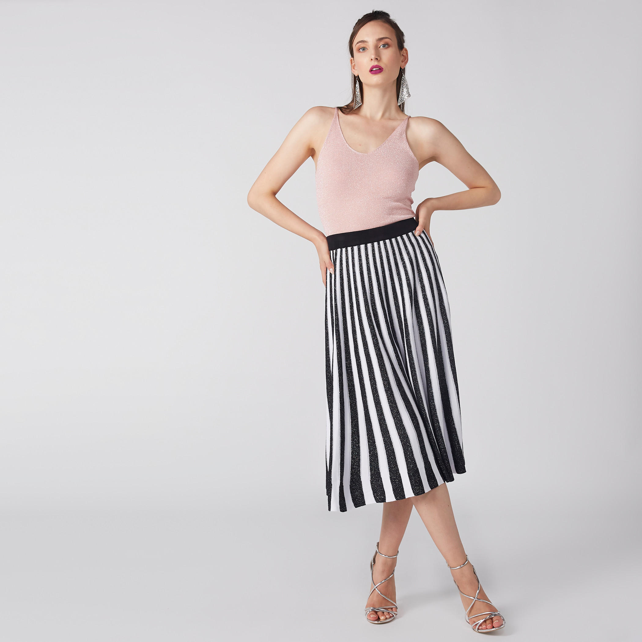 تنورة مقلّمة متوسطة الطول بخصر مطّاطي-women-clothing-bottoms-skirts-image-2