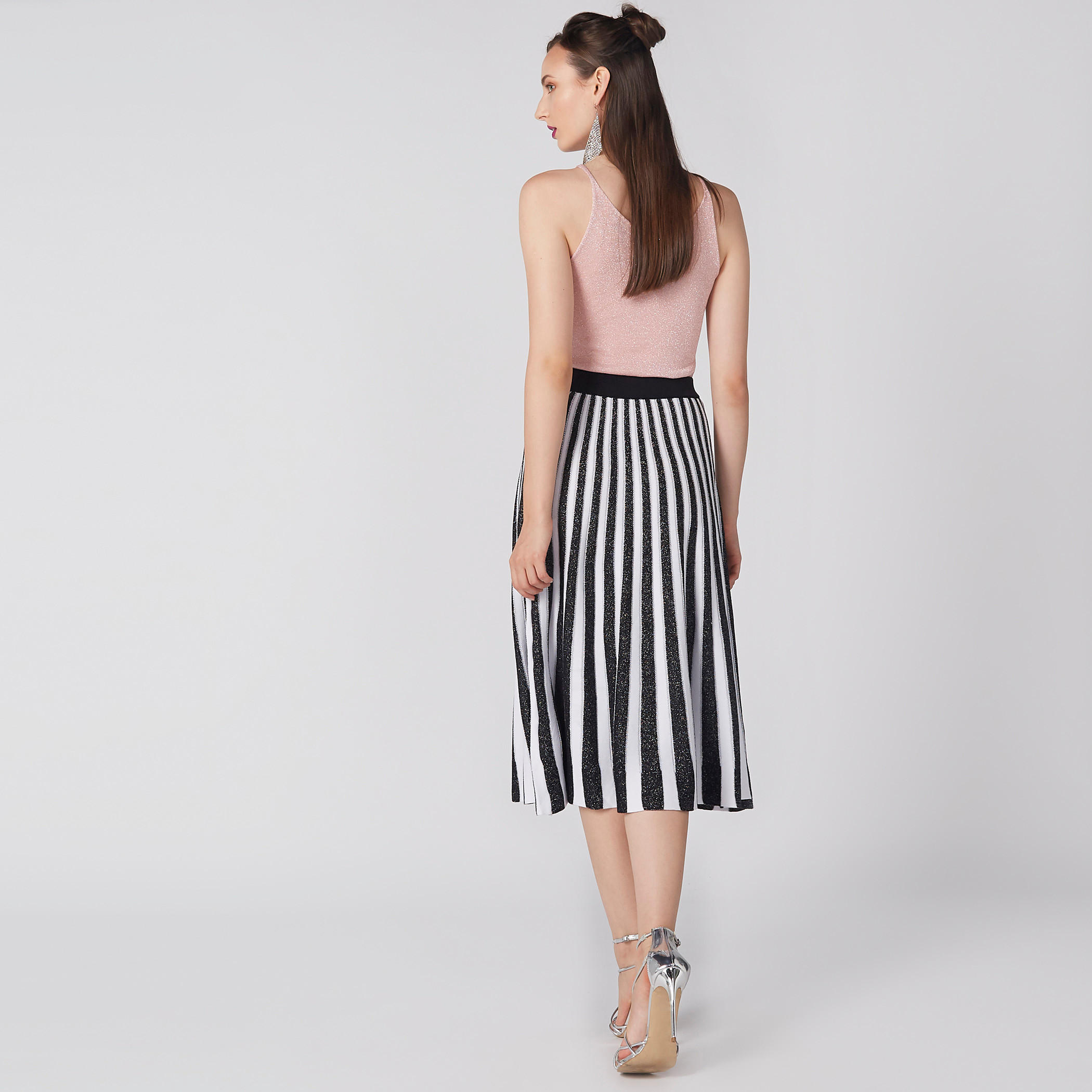 تنورة مقلّمة متوسطة الطول بخصر مطّاطي-women-clothing-bottoms-skirts-image-4