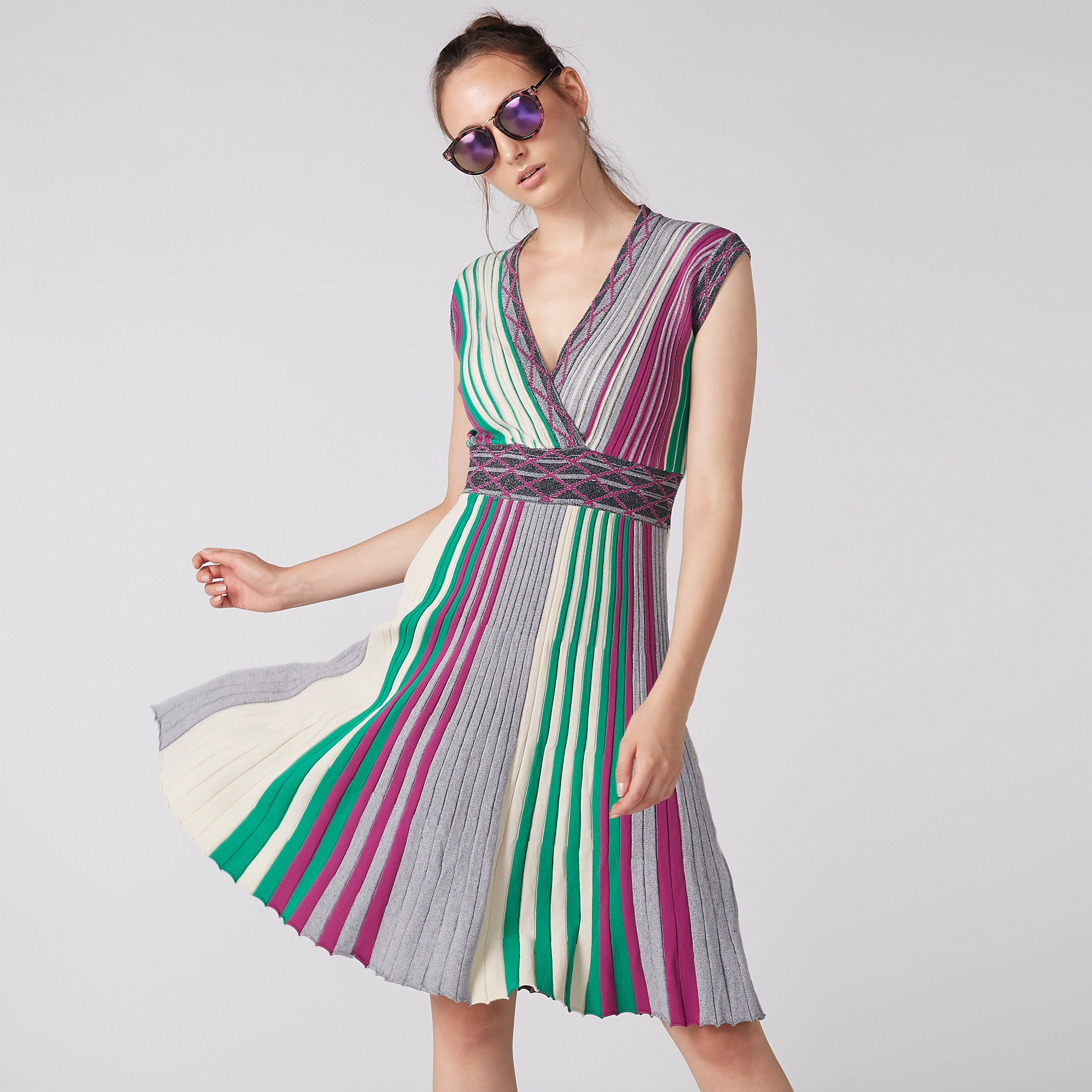 فستان مقلم متوسط الطول بياقة V-women-clothing-dresses-image-4