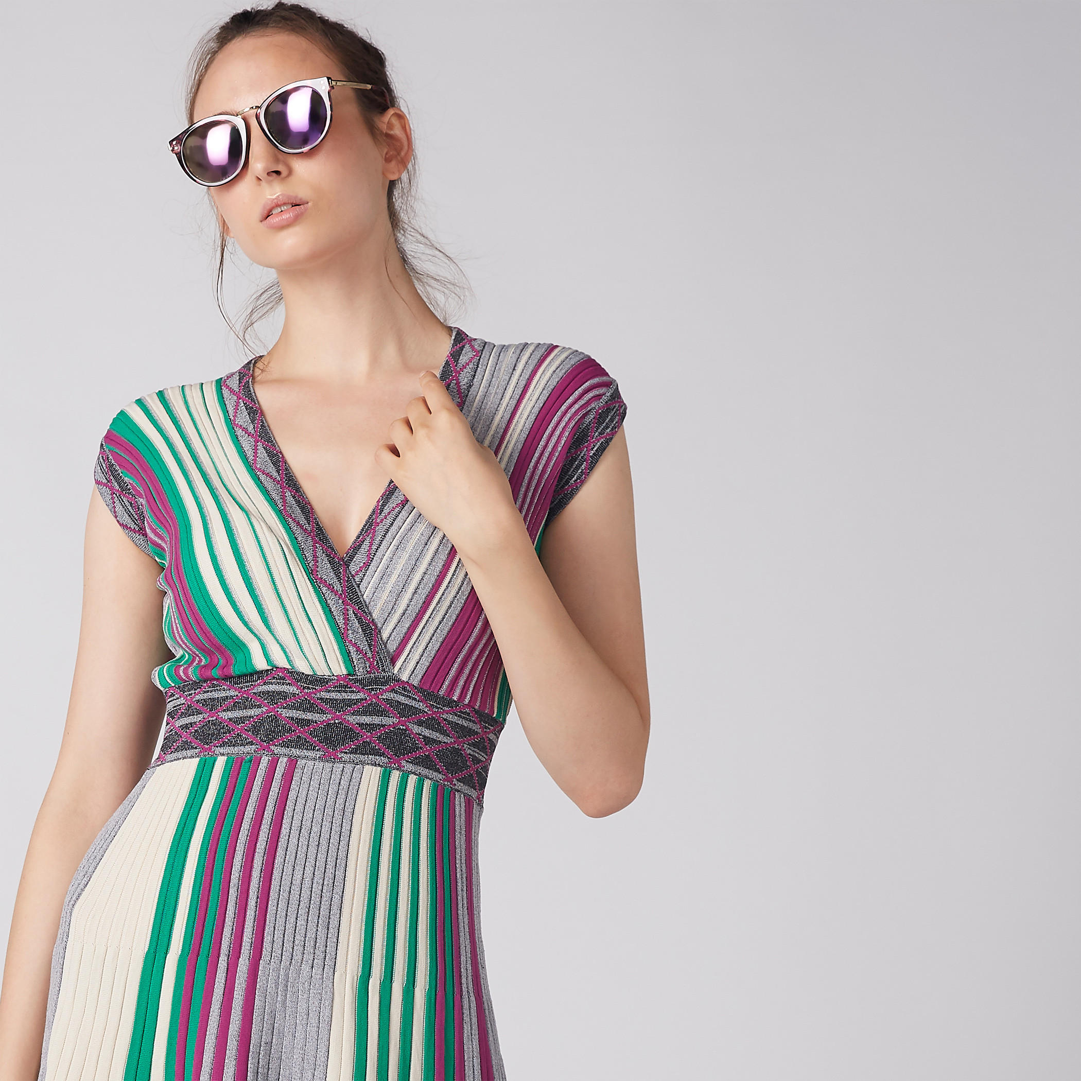فستان مقلم متوسط الطول بياقة V-women-clothing-dresses-image-3