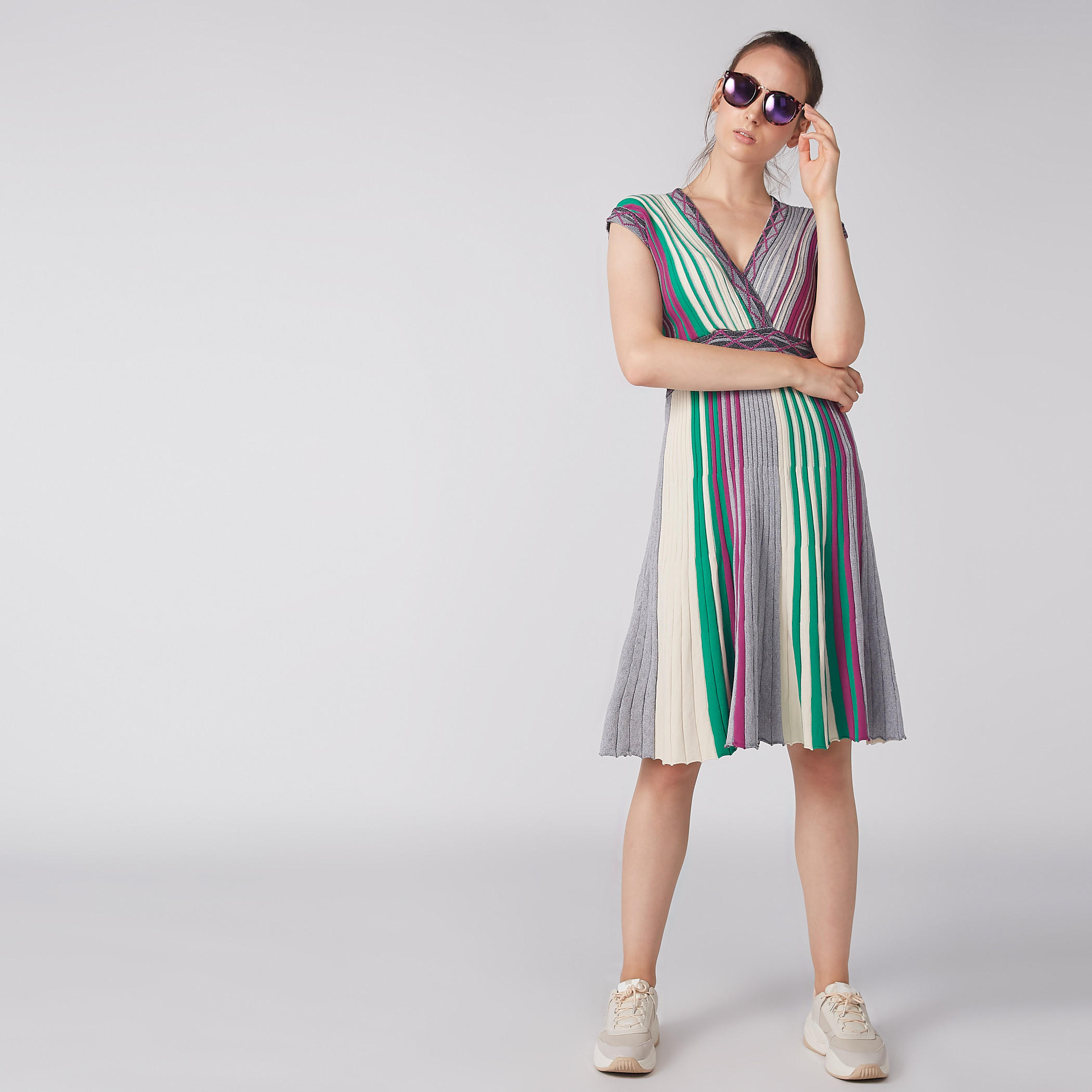 فستان مقلم متوسط الطول بياقة V-women-clothing-dresses-image-2