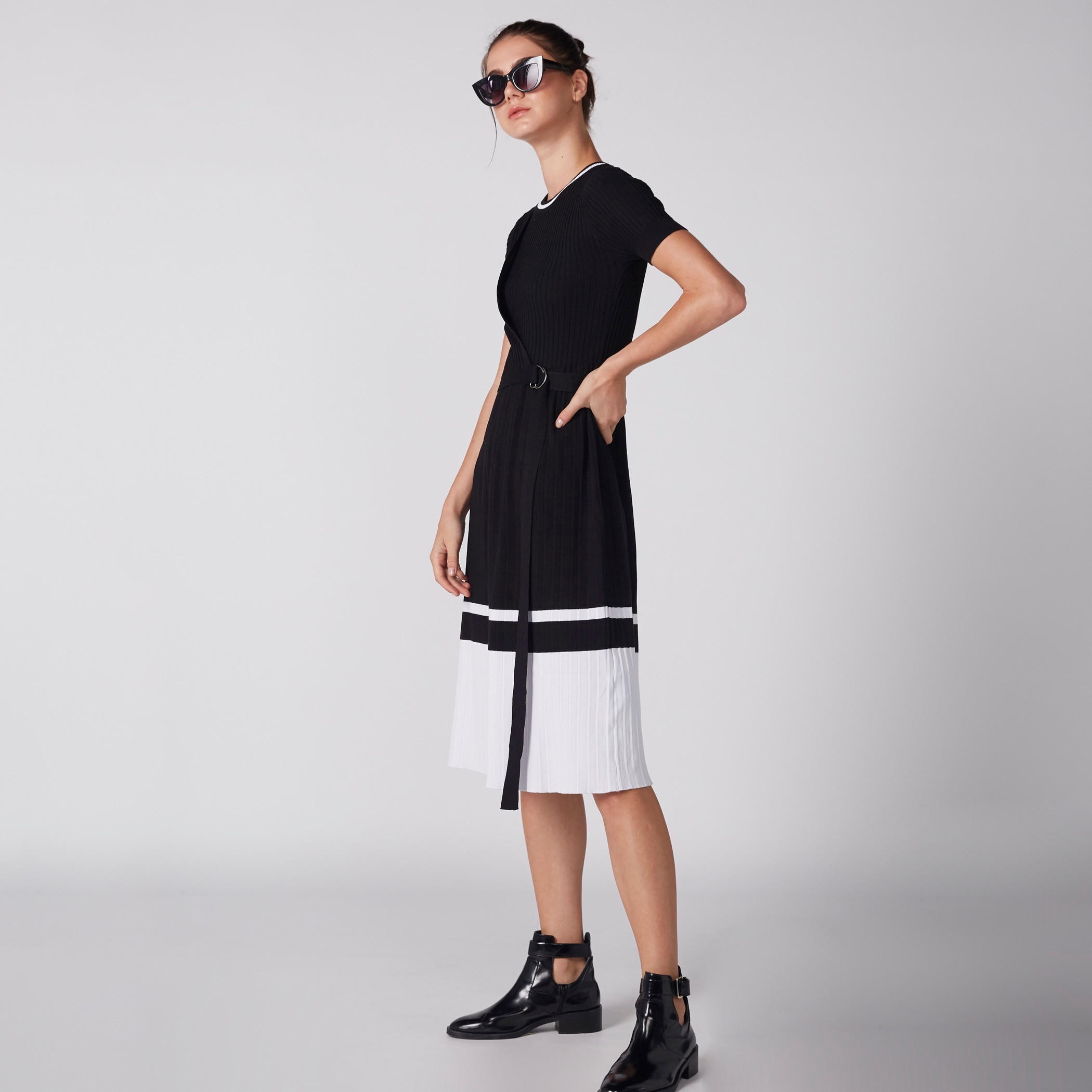 فستان بارز الملمس متوسط الطول بياقة مستديرة وأكمام قصيرة-women-clothing-dresses-image-1