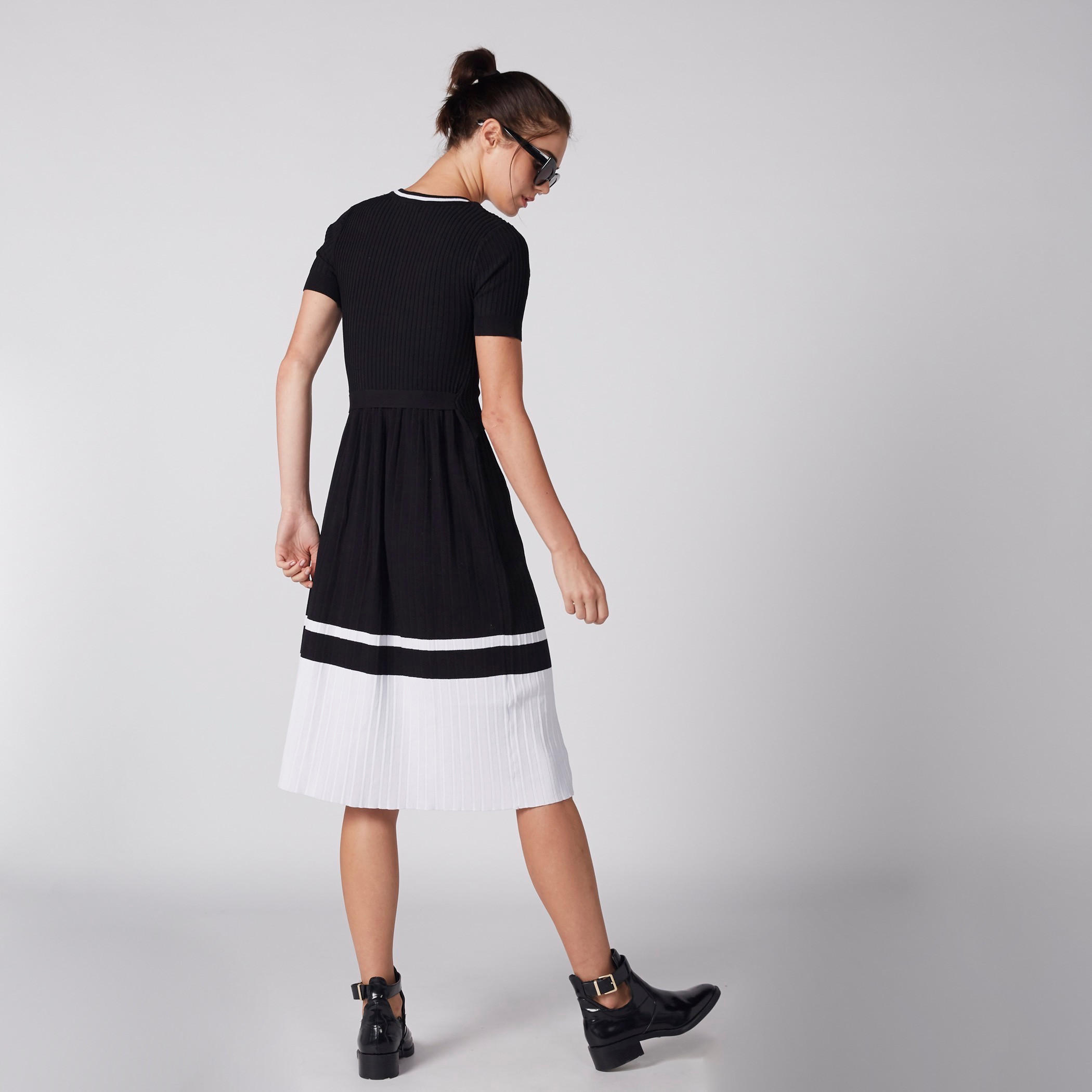 فستان بارز الملمس متوسط الطول بياقة مستديرة وأكمام قصيرة-women-clothing-dresses-image-3