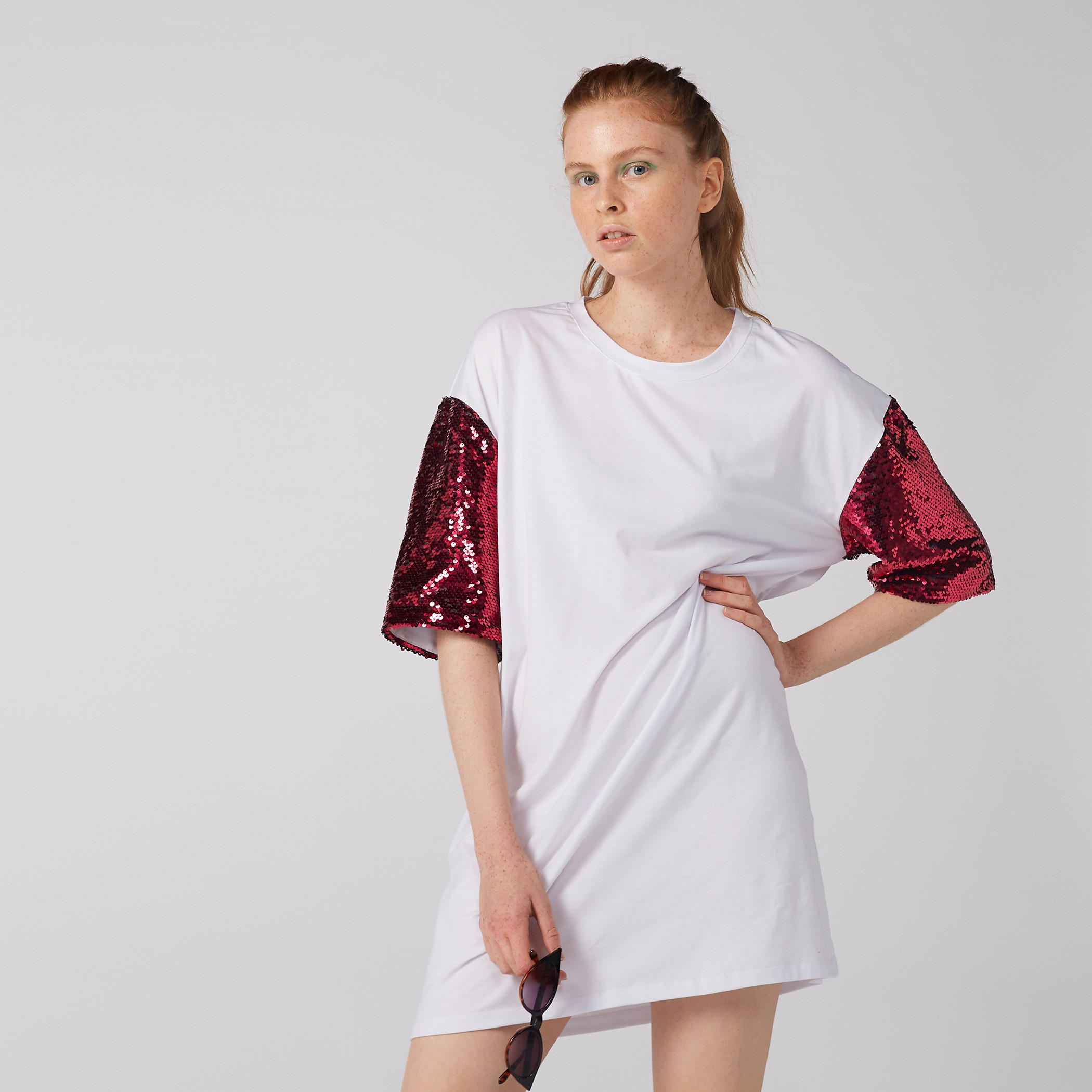 تيشيرت بياقة مستديرة وأكمام قصيرة مزيّن بالترتر-women-clothing-tshirts-image-1