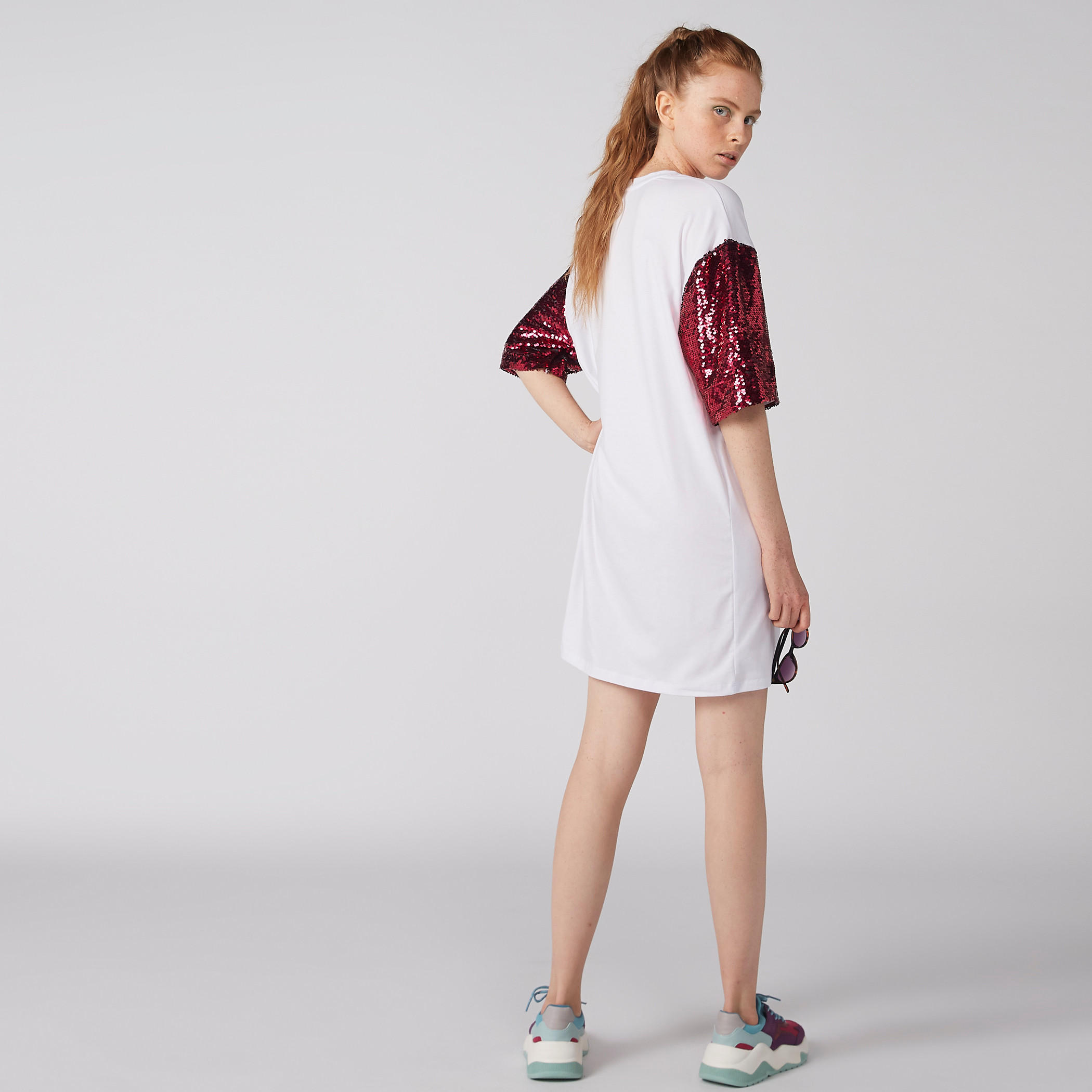 تيشيرت بياقة مستديرة وأكمام قصيرة مزيّن بالترتر-women-clothing-tshirts-image-2