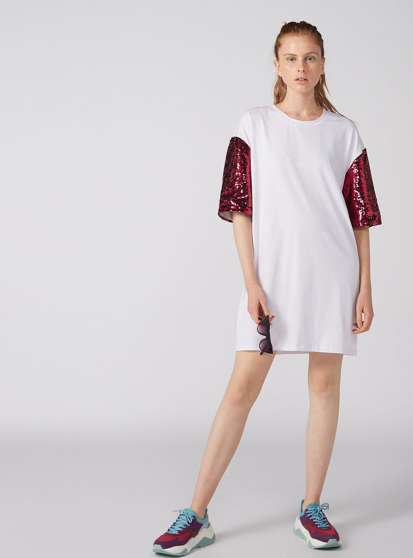 تيشيرت بياقة مستديرة وأكمام قصيرة مزيّن بالترتر-women-clothing-tshirts-image-3