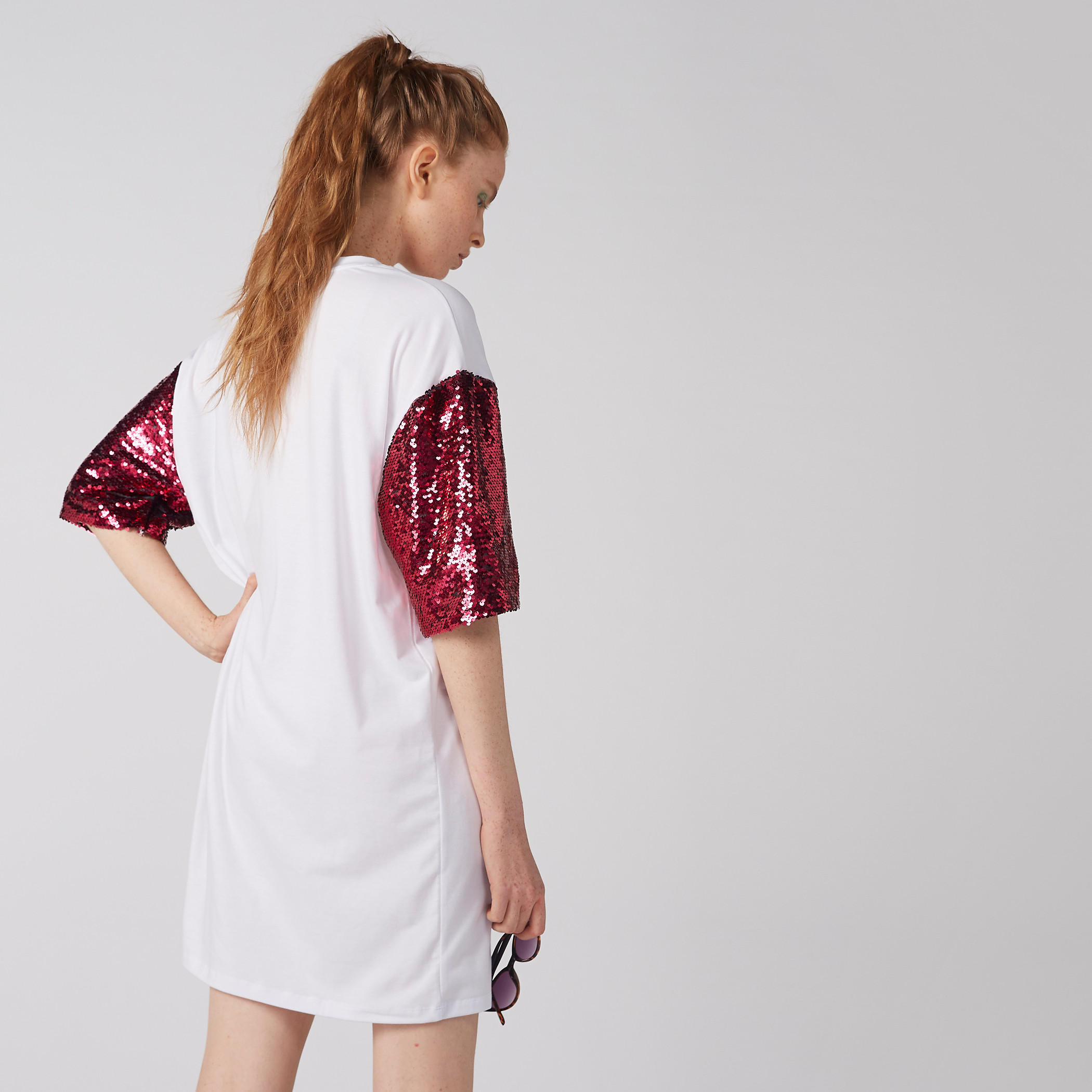 تيشيرت بياقة مستديرة وأكمام قصيرة مزيّن بالترتر-women-clothing-tshirts-image-4