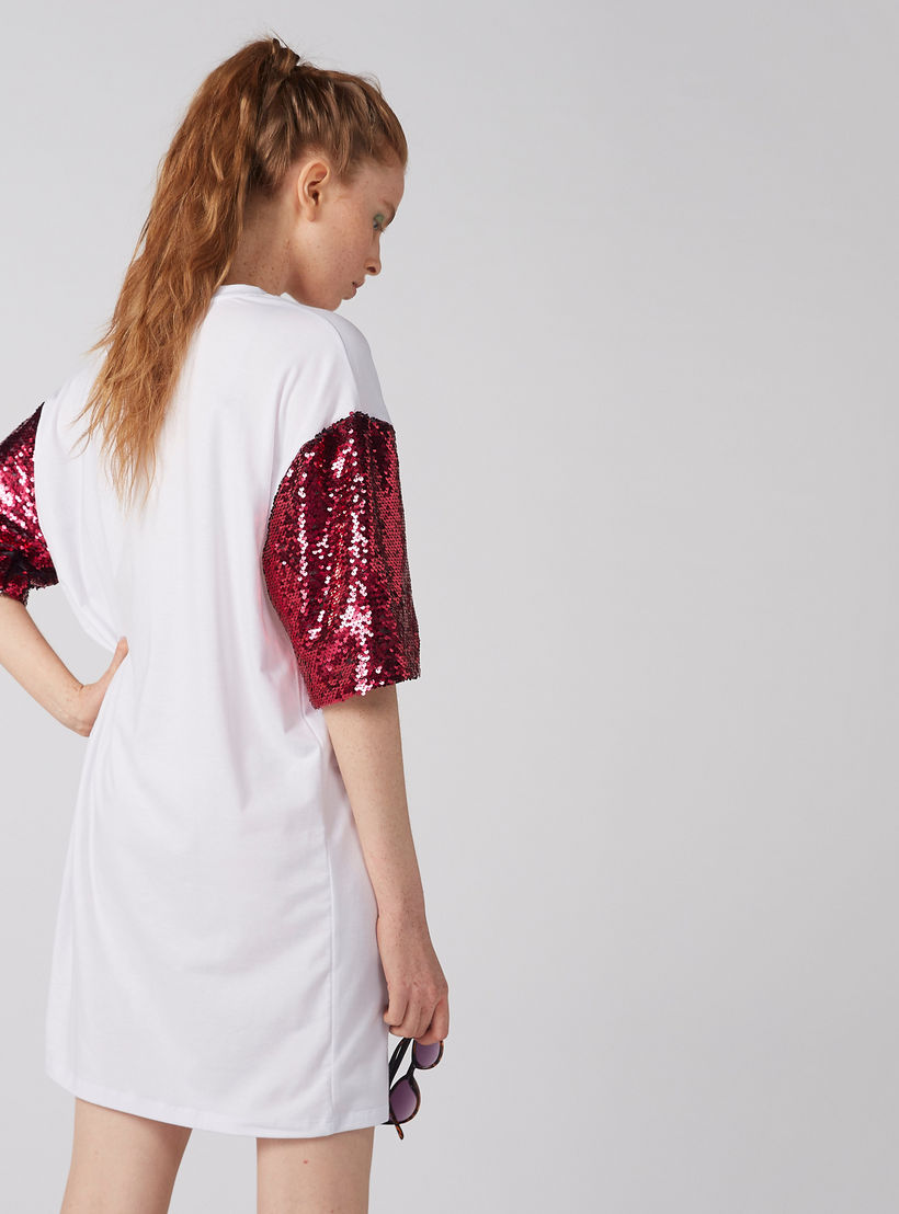 تيشيرت بياقة مستديرة وأكمام قصيرة مزيّن بالترتر-women-clothing-tshirts-image-4