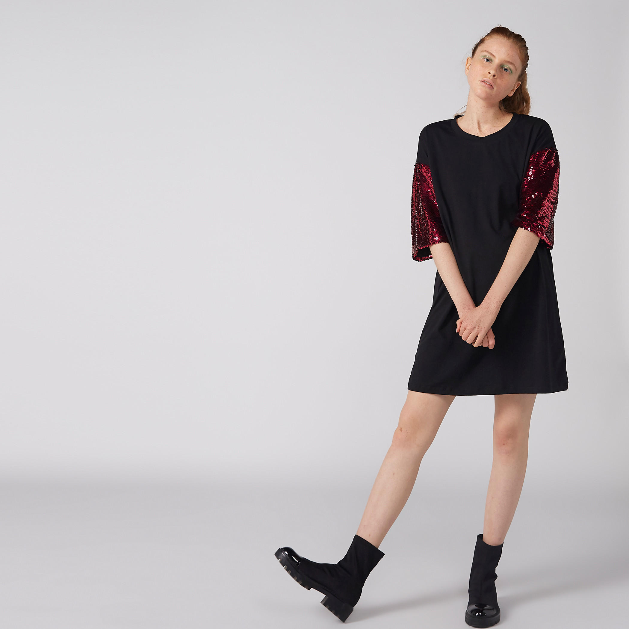 تيشيرت فضفاض بطبعات وياقة مستديرة وأكمام قصيرة وتفاصيل ترتر-women-clothing-tshirts-image-1