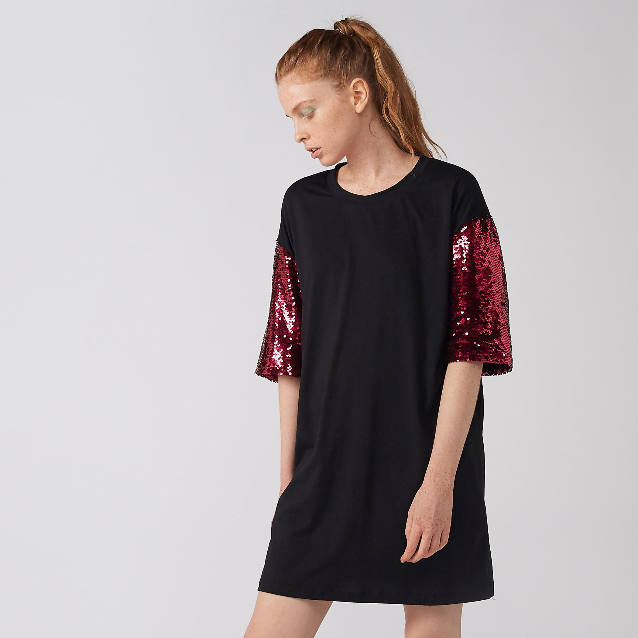 تيشيرت فضفاض بطبعات وياقة مستديرة وأكمام قصيرة وتفاصيل ترتر-women-clothing-tshirts-image-2