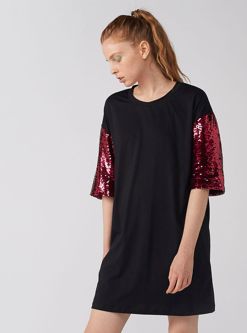 تيشيرت فضفاض بطبعات وياقة مستديرة وأكمام قصيرة وتفاصيل ترتر-women-clothing-tshirts-image-2