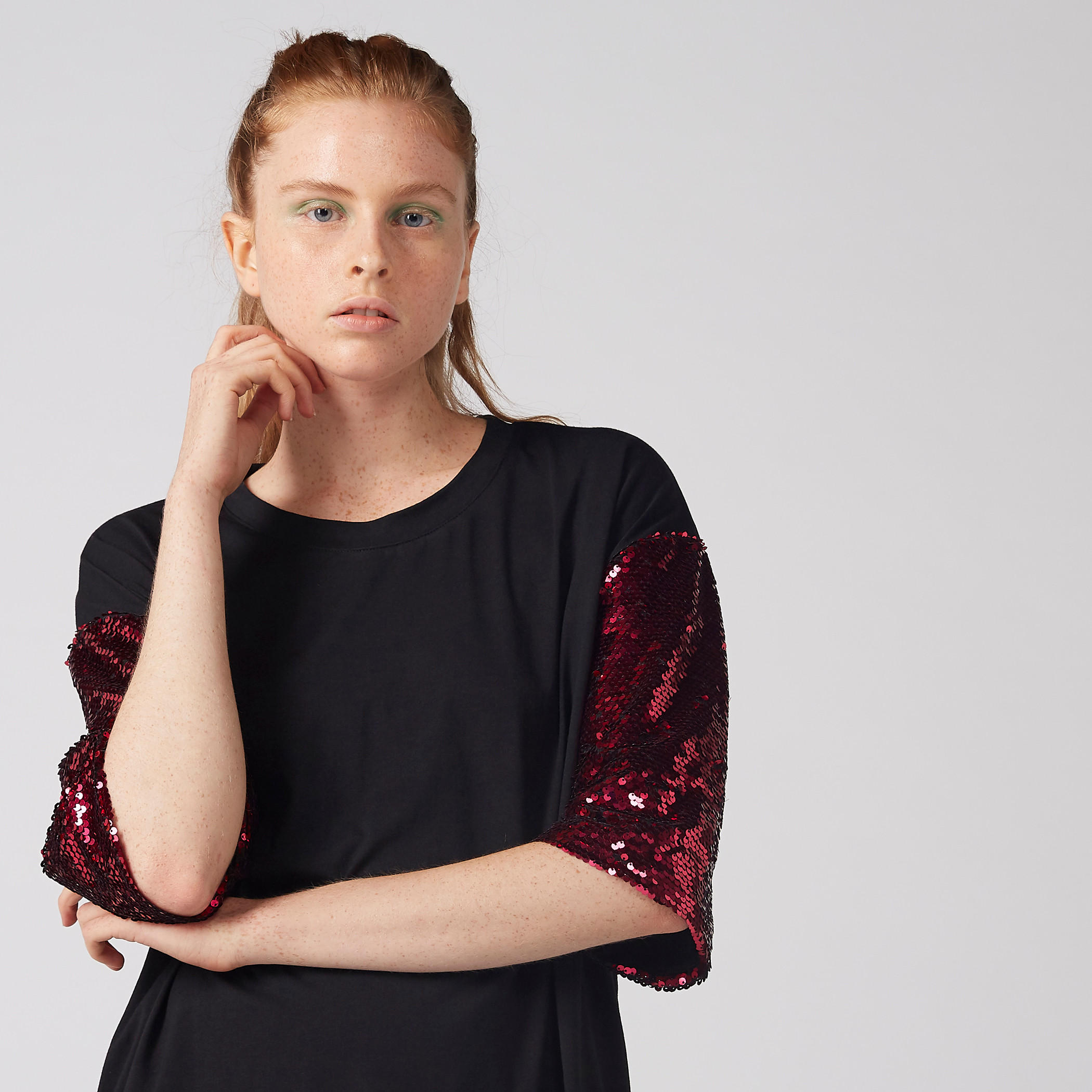 تيشيرت فضفاض بطبعات وياقة مستديرة وأكمام قصيرة وتفاصيل ترتر-women-clothing-tshirts-image-3