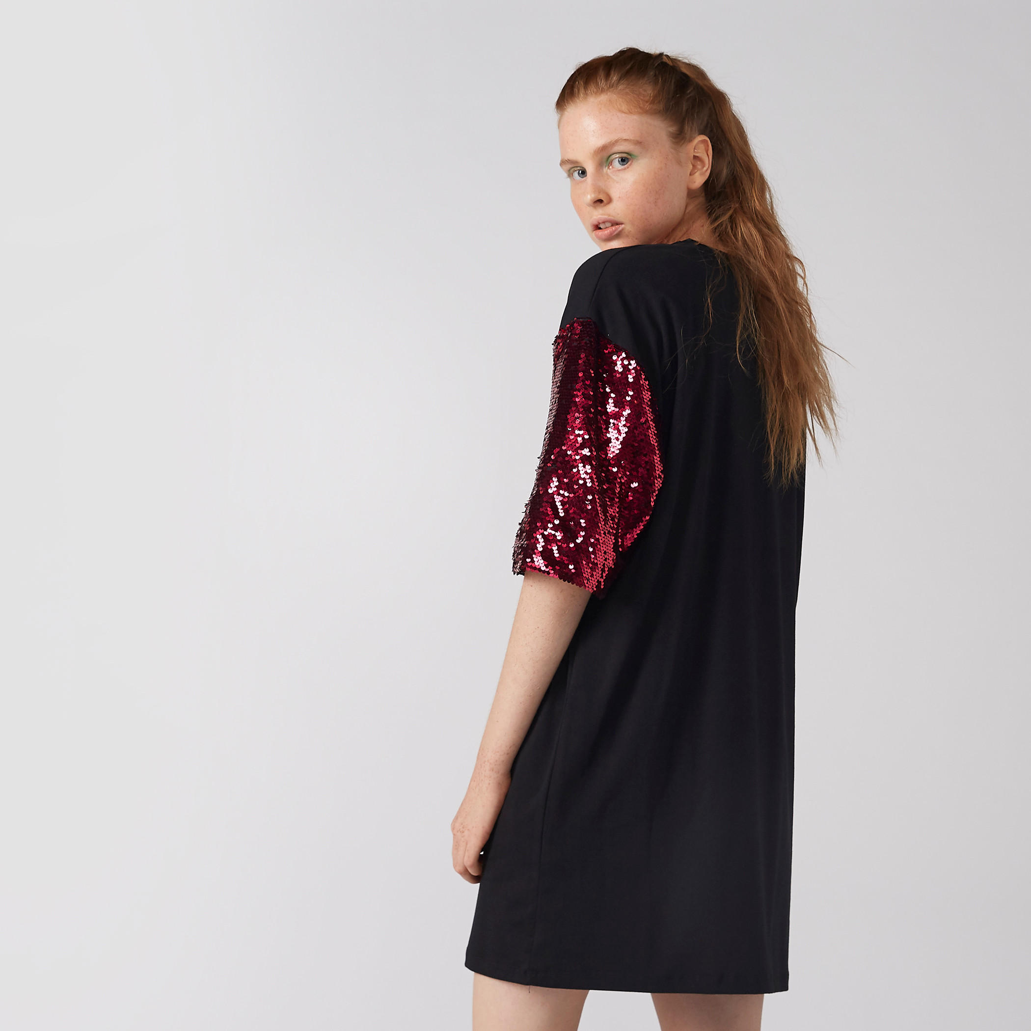 تيشيرت فضفاض بطبعات وياقة مستديرة وأكمام قصيرة وتفاصيل ترتر-women-clothing-tshirts-image-4