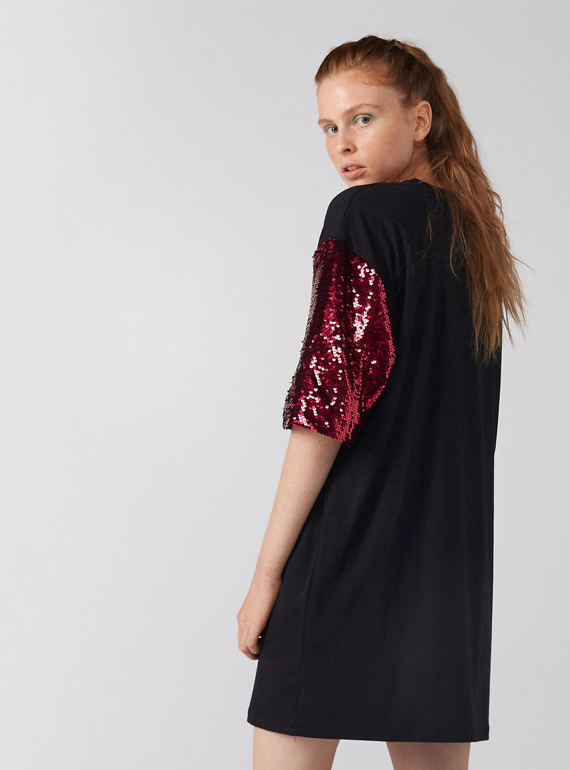 تيشيرت فضفاض بطبعات وياقة مستديرة وأكمام قصيرة وتفاصيل ترتر-women-clothing-tshirts-image-4