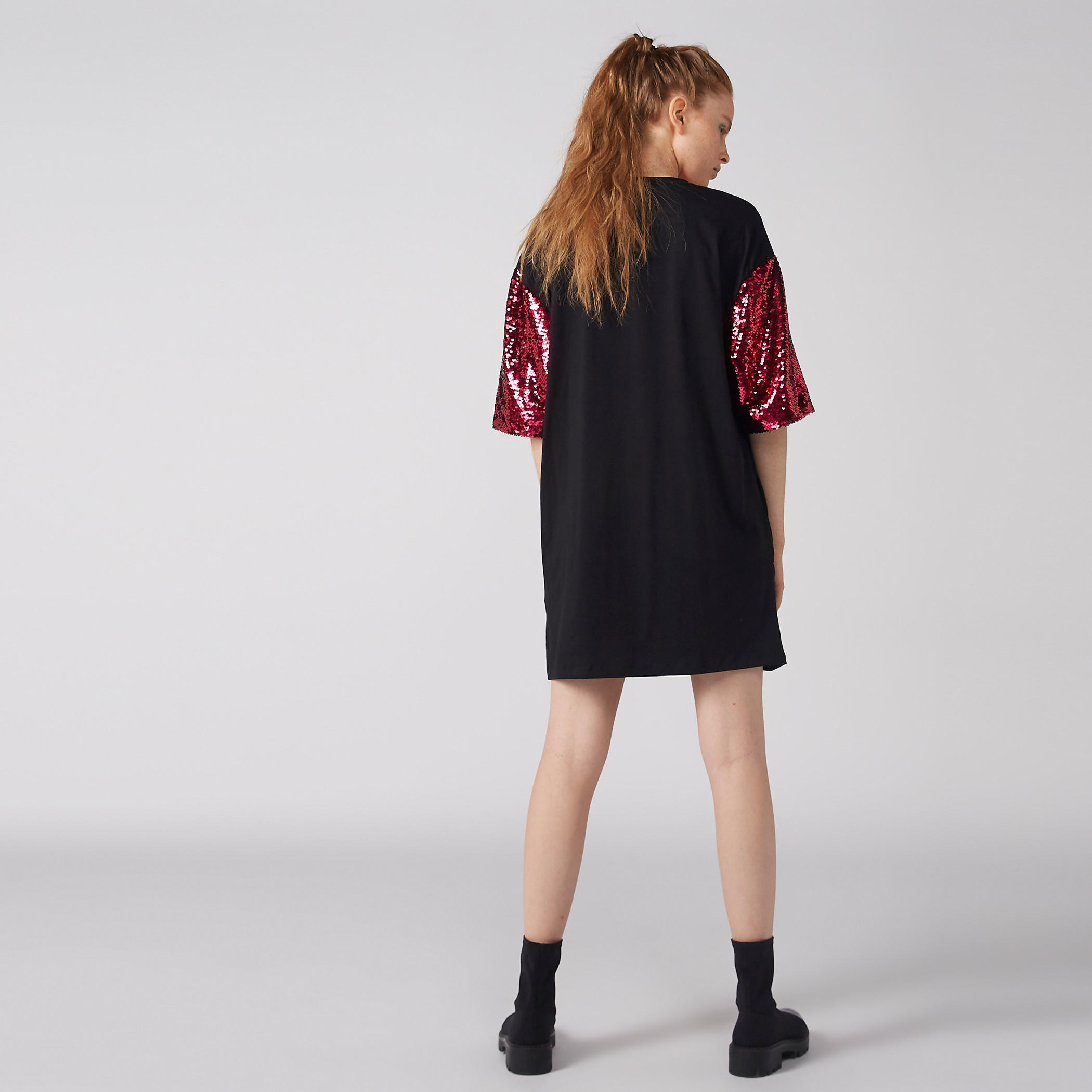 تيشيرت فضفاض بطبعات وياقة مستديرة وأكمام قصيرة وتفاصيل ترتر-women-clothing-tshirts-image-5