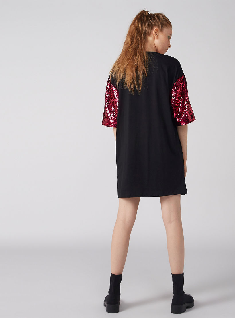 تيشيرت فضفاض بطبعات وياقة مستديرة وأكمام قصيرة وتفاصيل ترتر-women-clothing-tshirts-image-5