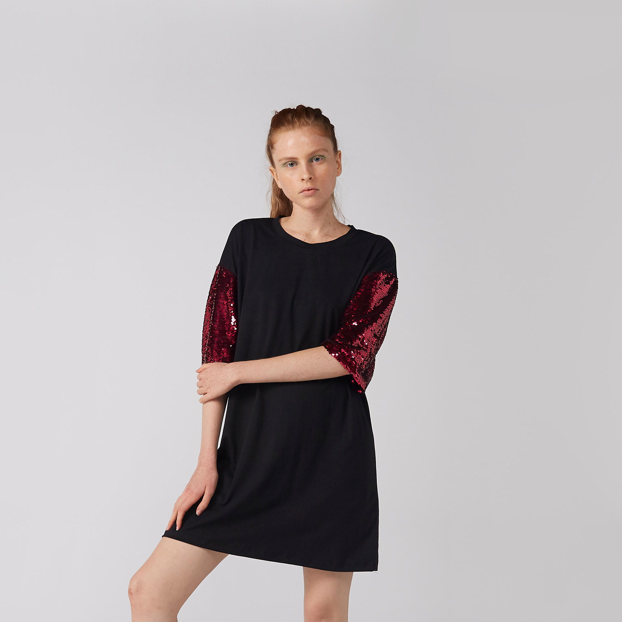 تيشيرت فضفاض بطبعات وياقة مستديرة وأكمام قصيرة وتفاصيل ترتر-women-clothing-tshirts-image-6