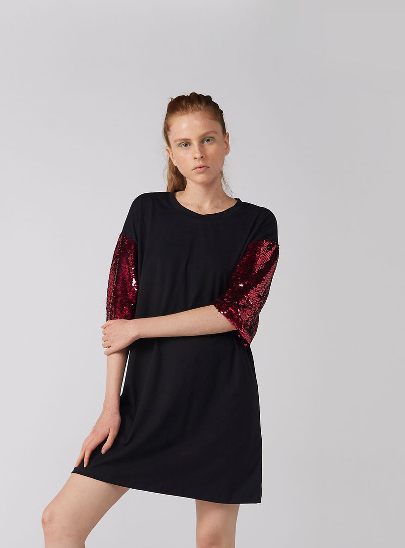 تيشيرت فضفاض بطبعات وياقة مستديرة وأكمام قصيرة وتفاصيل ترتر-women-clothing-tshirts-image-6
