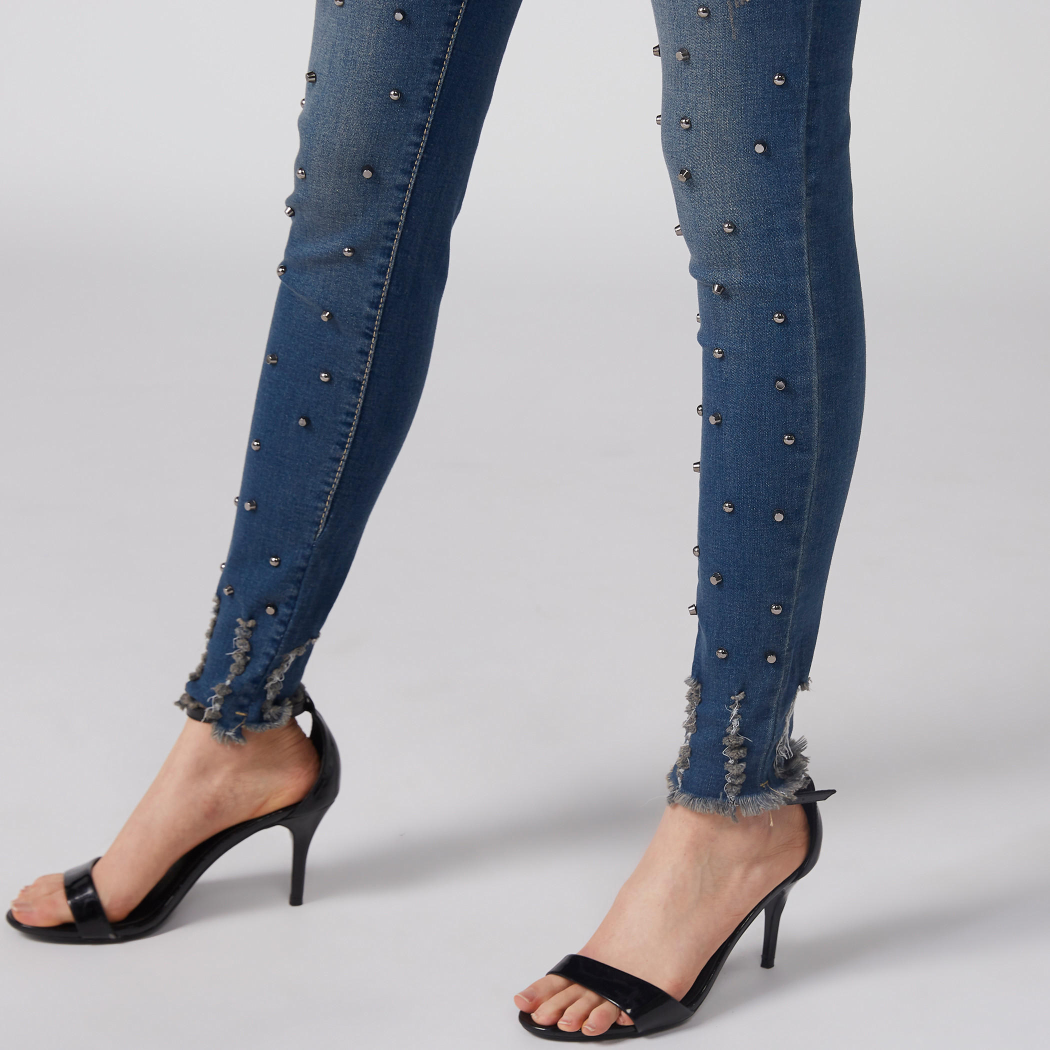 بنطال جينز مرصّع بزر إغلاق وجيوب-women-clothing-bottoms-jeans-image-2