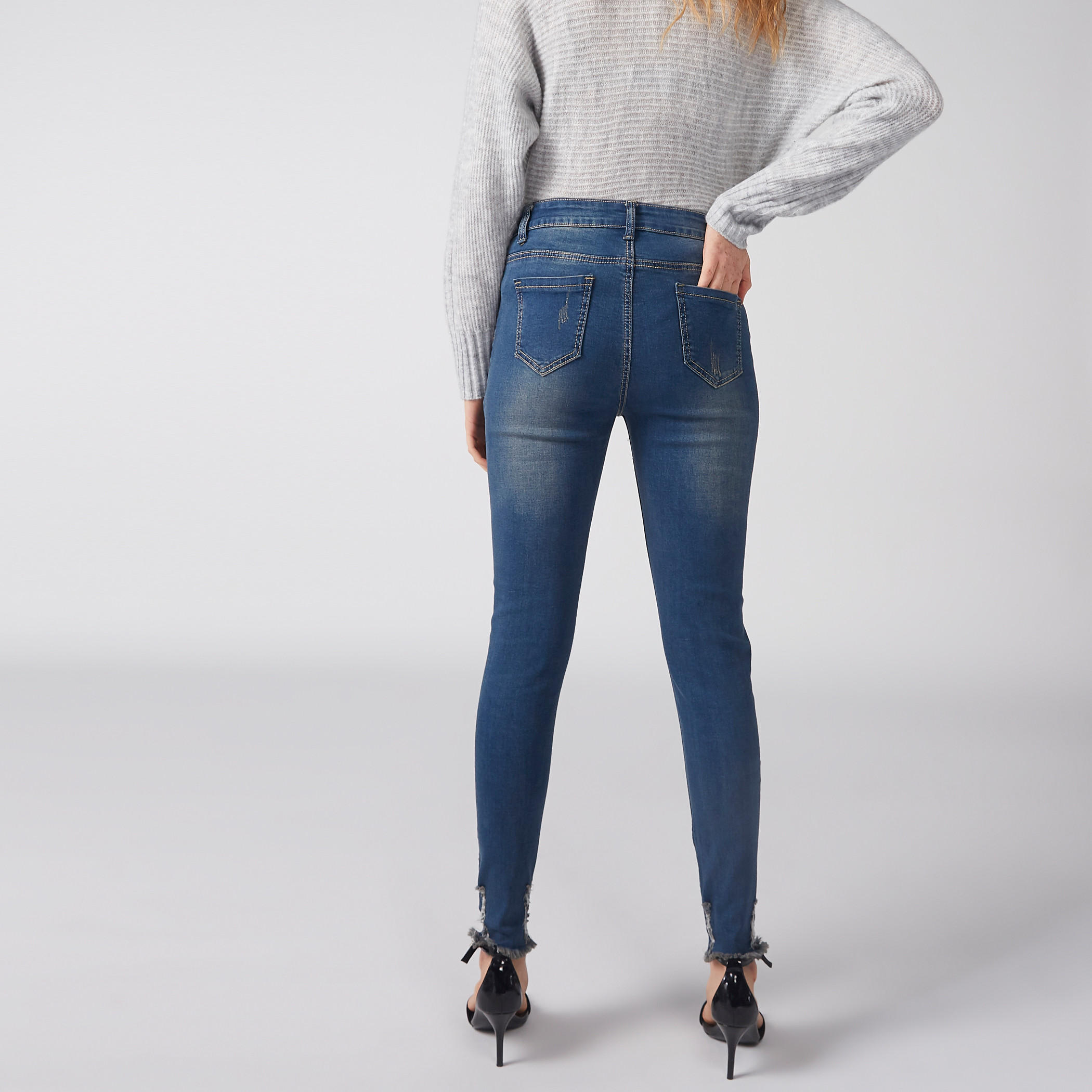 بنطال جينز مرصّع بزر إغلاق وجيوب-women-clothing-bottoms-jeans-image-4