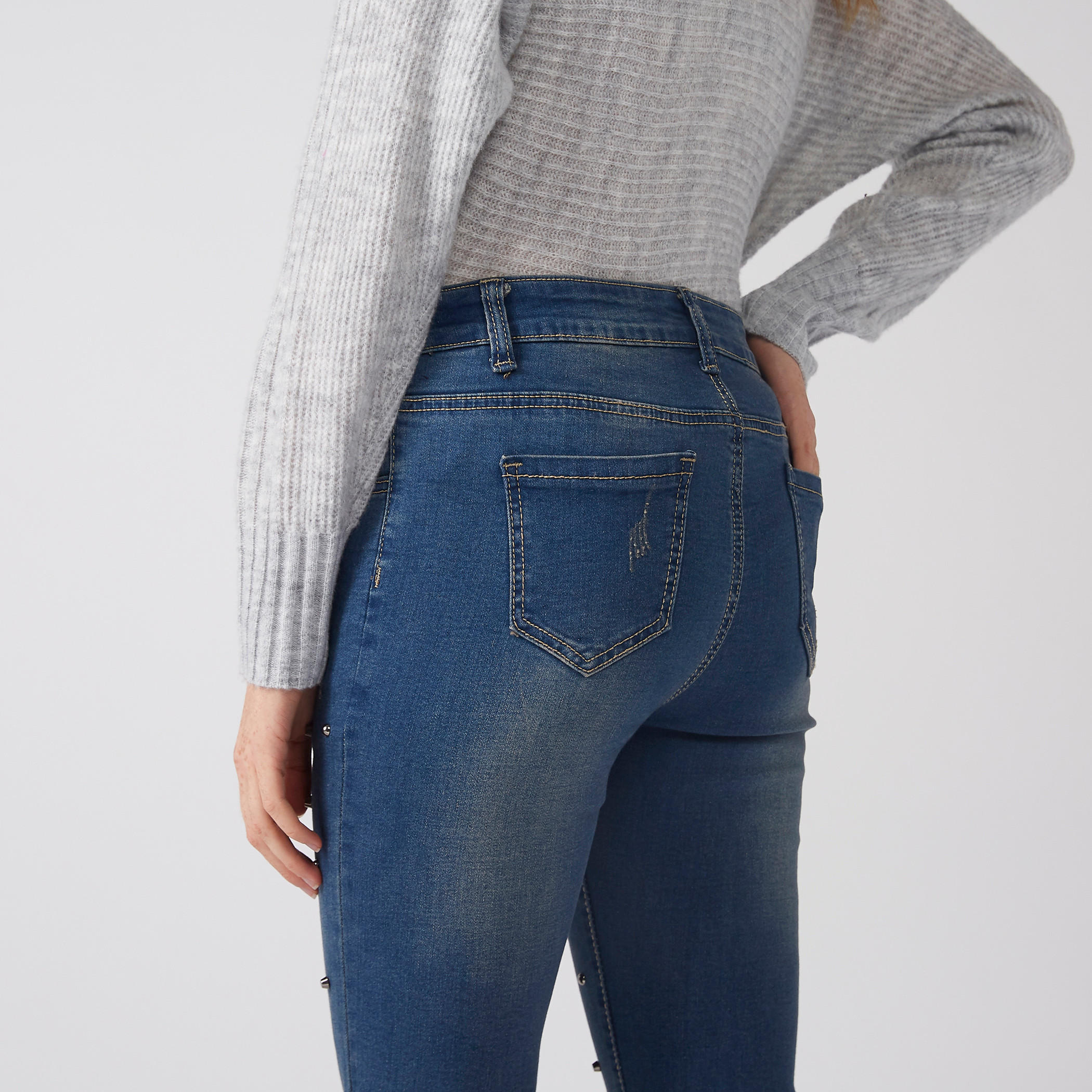 بنطال جينز مرصّع بزر إغلاق وجيوب-women-clothing-bottoms-jeans-image-6