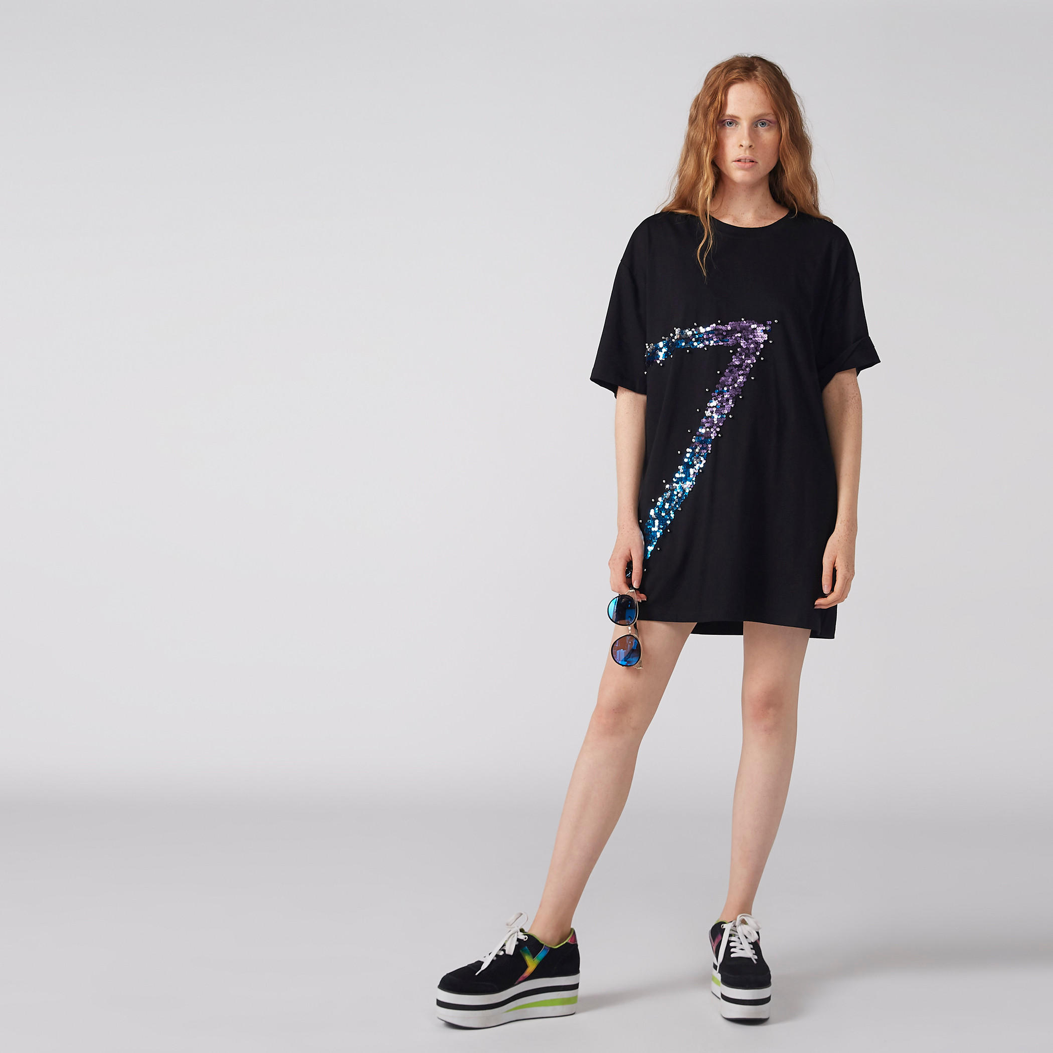 تيشيرت فضفاض بأكمام قصيرة مزيّن بالترتر-women-clothing-tshirts-image-4