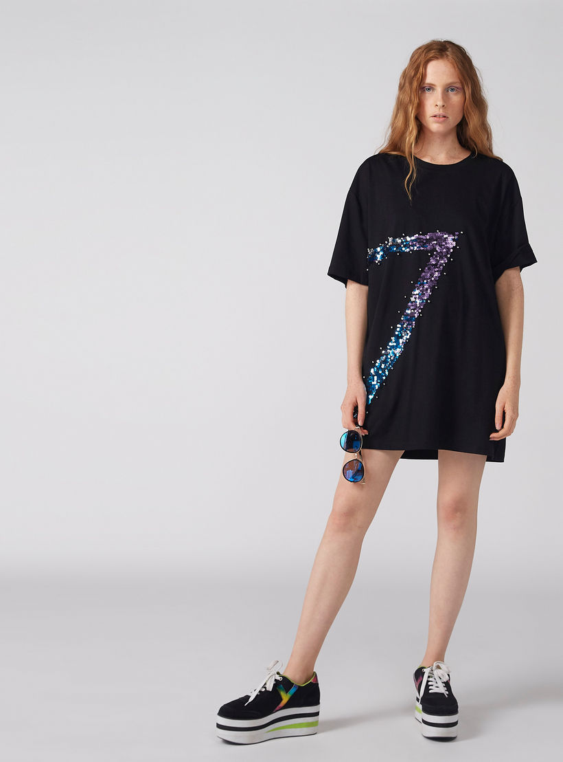تيشيرت فضفاض بأكمام قصيرة مزيّن بالترتر-women-clothing-tshirts-image-4