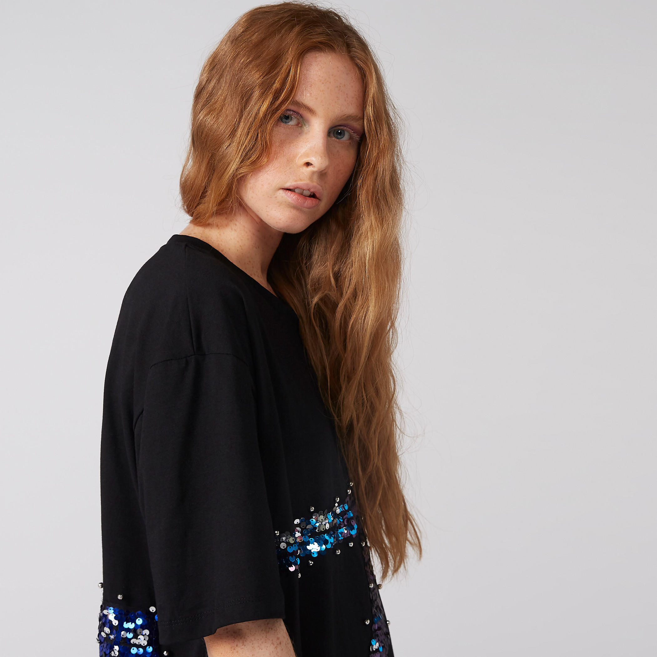 تيشيرت فضفاض بأكمام قصيرة مزيّن بالترتر-women-clothing-tshirts-image-3